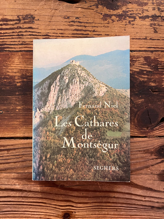 photo de la couverture du livre "les cathares de Montsegur"sur fond de bois