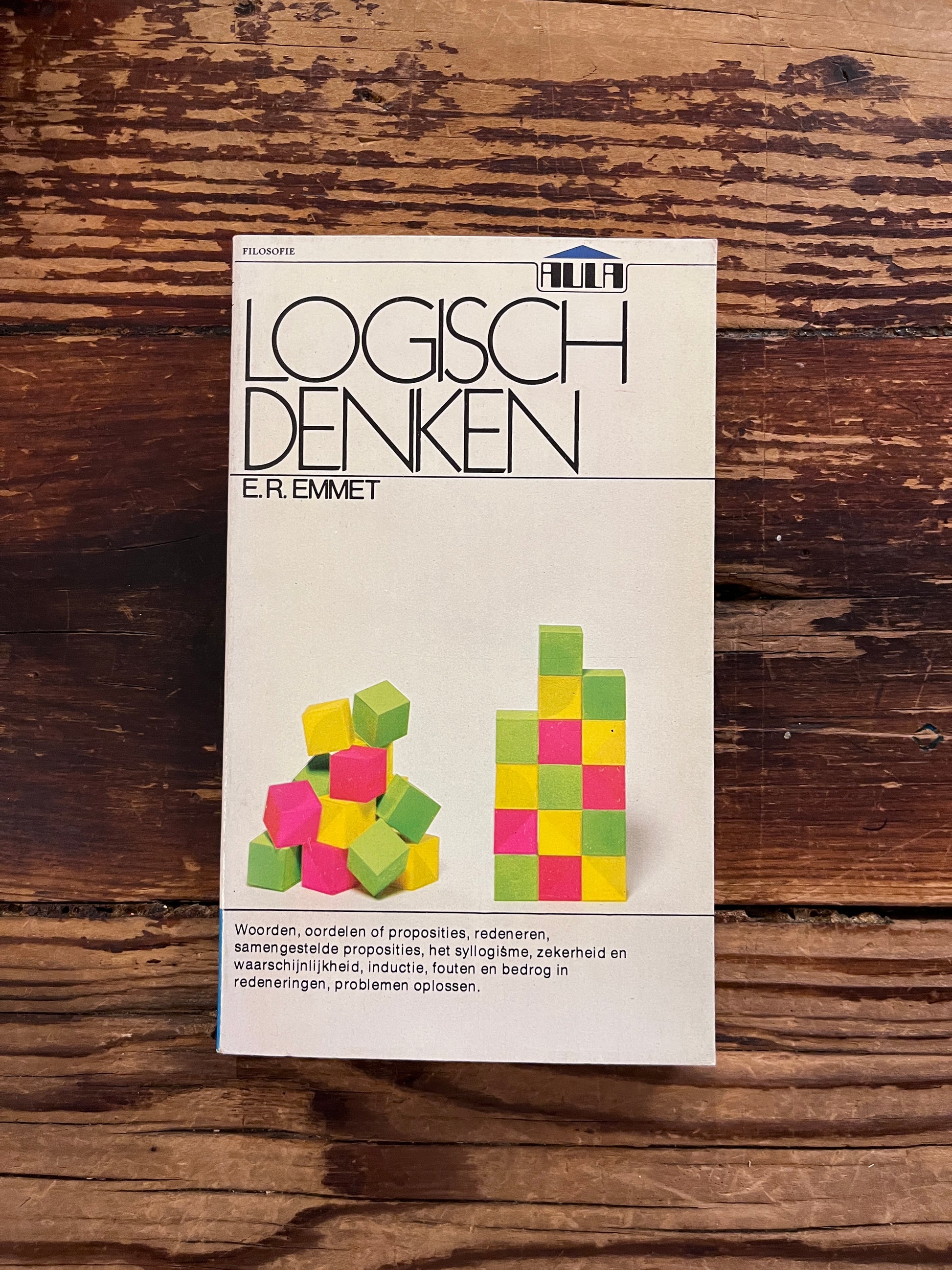 foto van de omslag van het boek "logisch denken" op houten achtergond