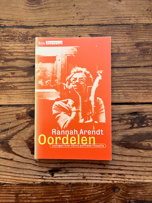 foto van de omslag van het boek "oordelen door Hannah Arendt" op houten achtergrond