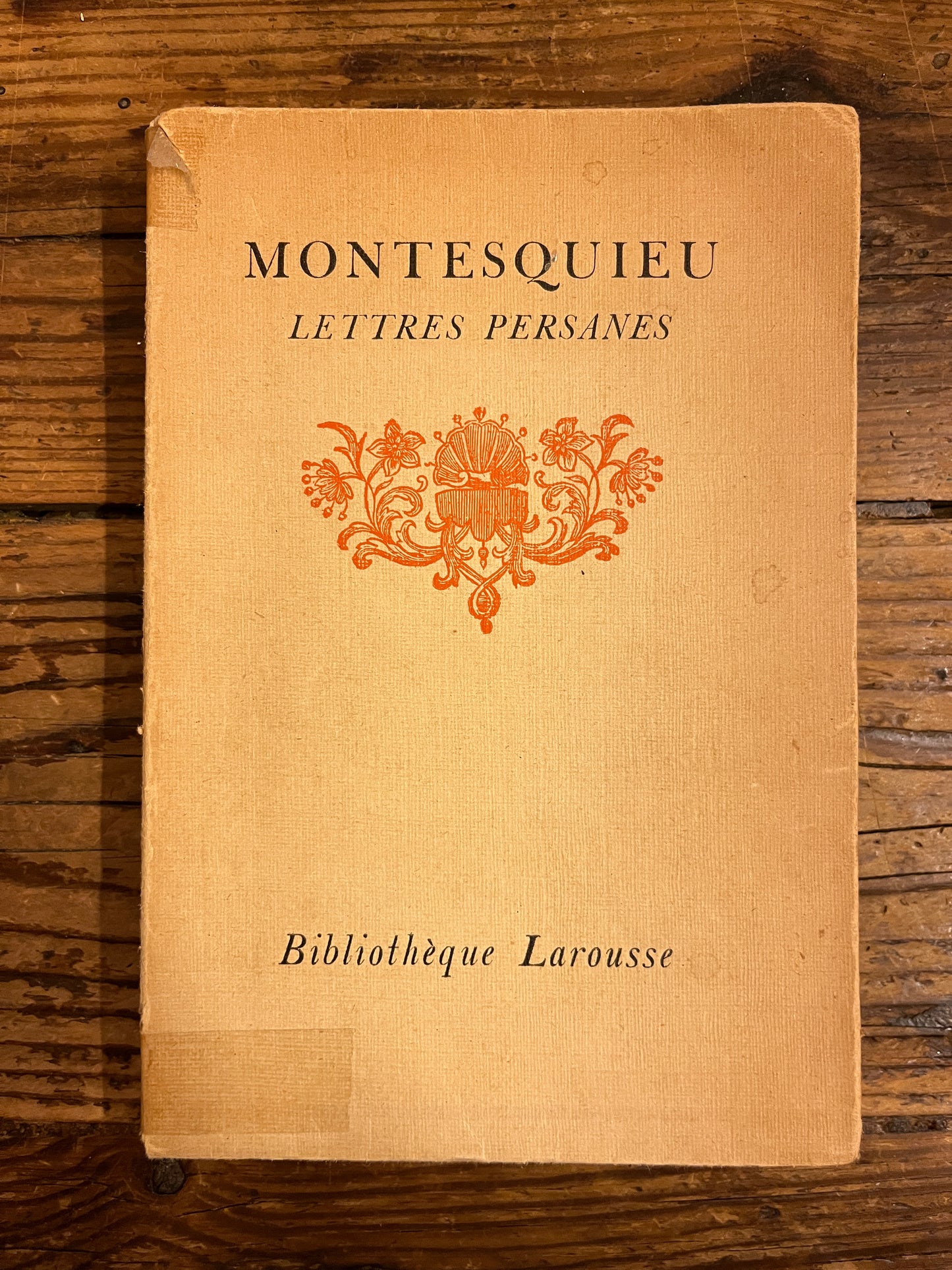 couverture du livre "lettres persannes" su fond de bois 
