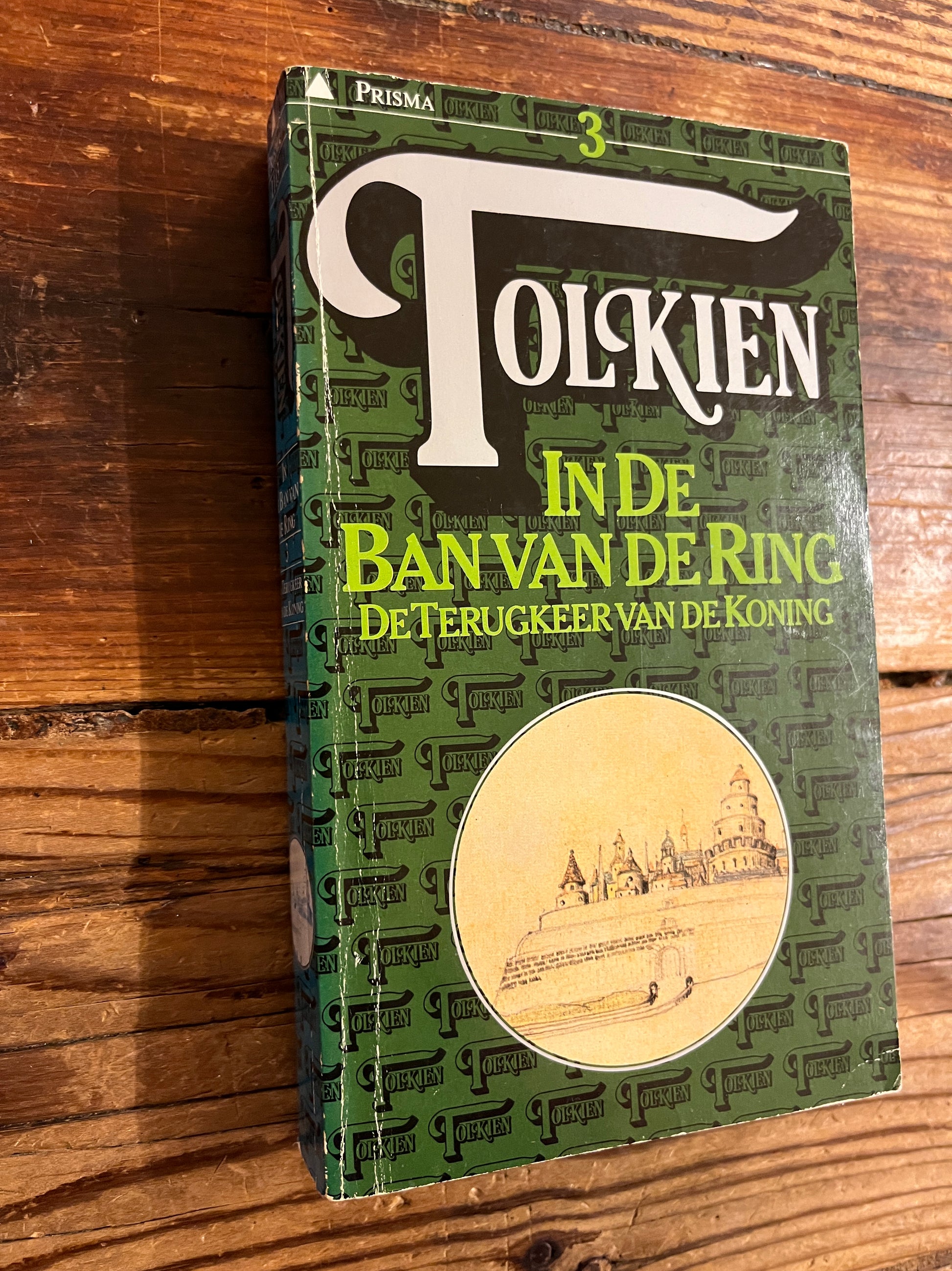 Voorkant van 'de Terugkeer van Koning' van 'in de ban van de ring' door Tolkien op houten achtergrond 