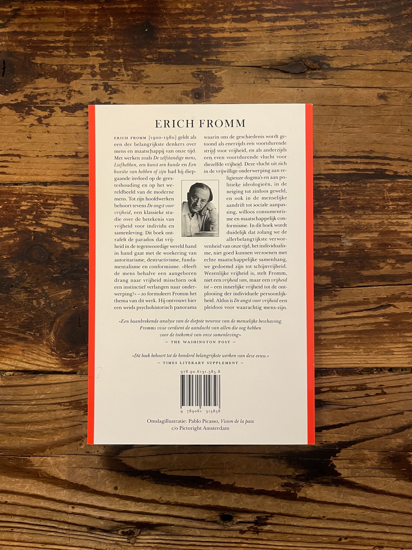 Boek met de titel 'De Angst voor Vrijheid' door Erich Fromm op een houten achtergrond