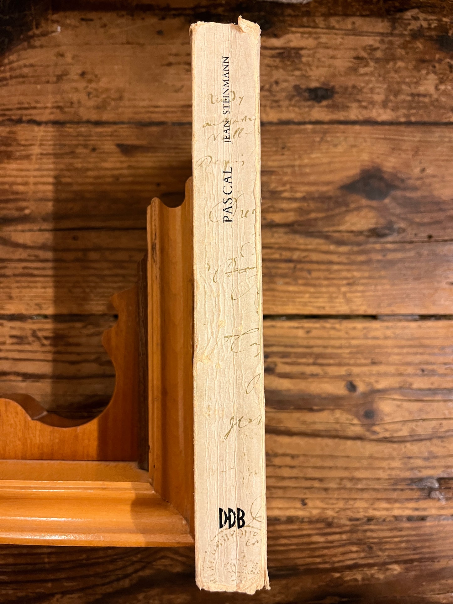 dos du livre "Pascal"sur fond de bois