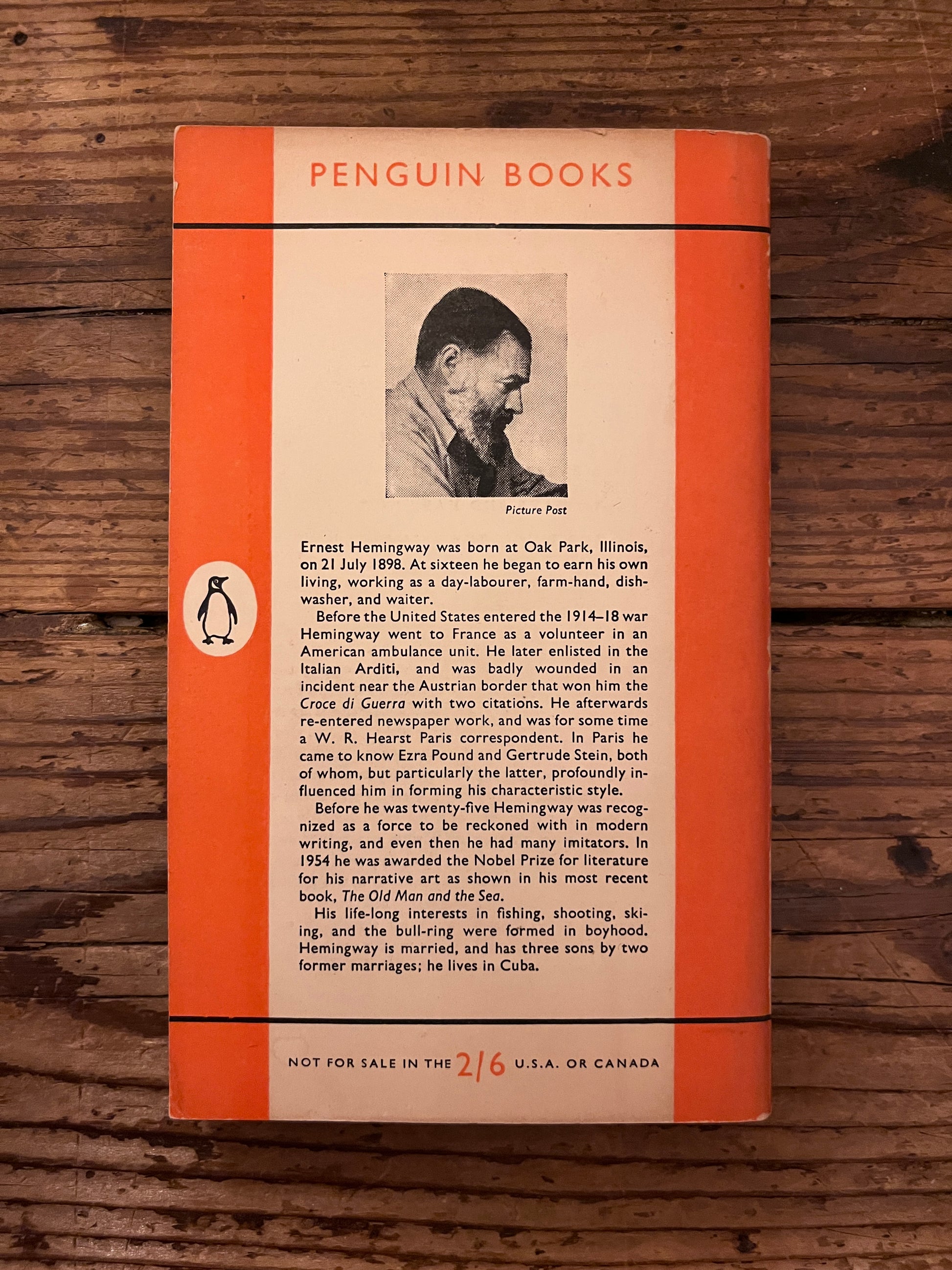 backcover of the book "a farewell to arms" on a wooden background