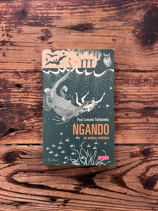 Voorkant van boek met de titel 'Ngando' door Paul Lomami Tshibamba op een houten achtergrond 