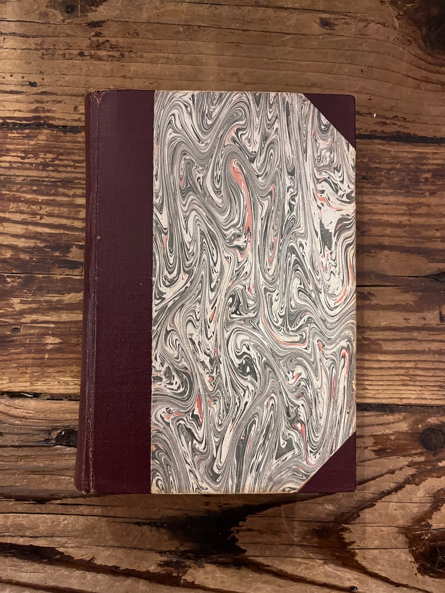 photo de de la couverture du livre "l 'hypnotisme" sur fond de bois