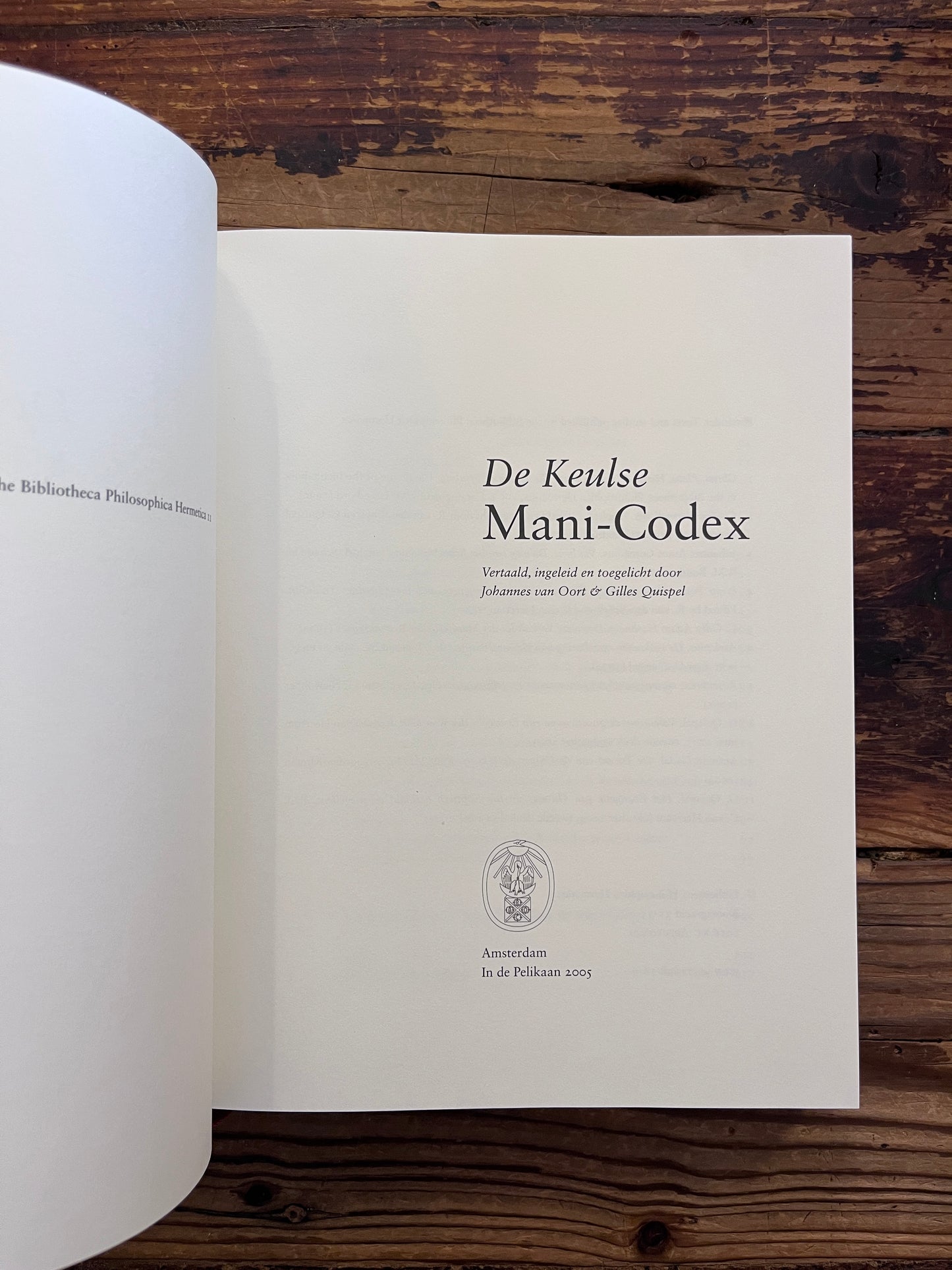 Open boek met de titel 'de Keulse Mani-Codex' op een houten achtergrond 