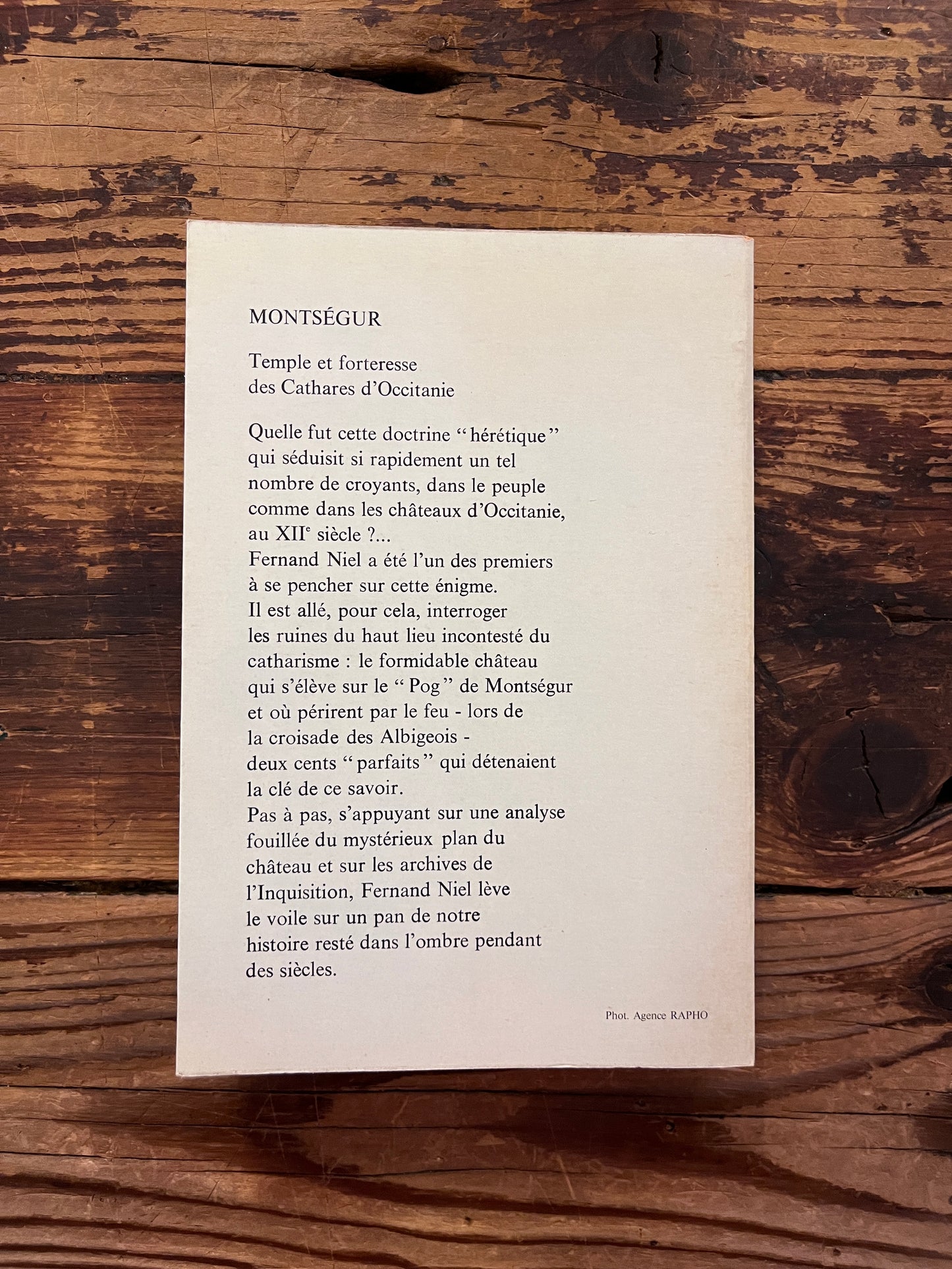 photo de la quatrieme de couverture du livre "les cathares de montsegur"sur fond de bois