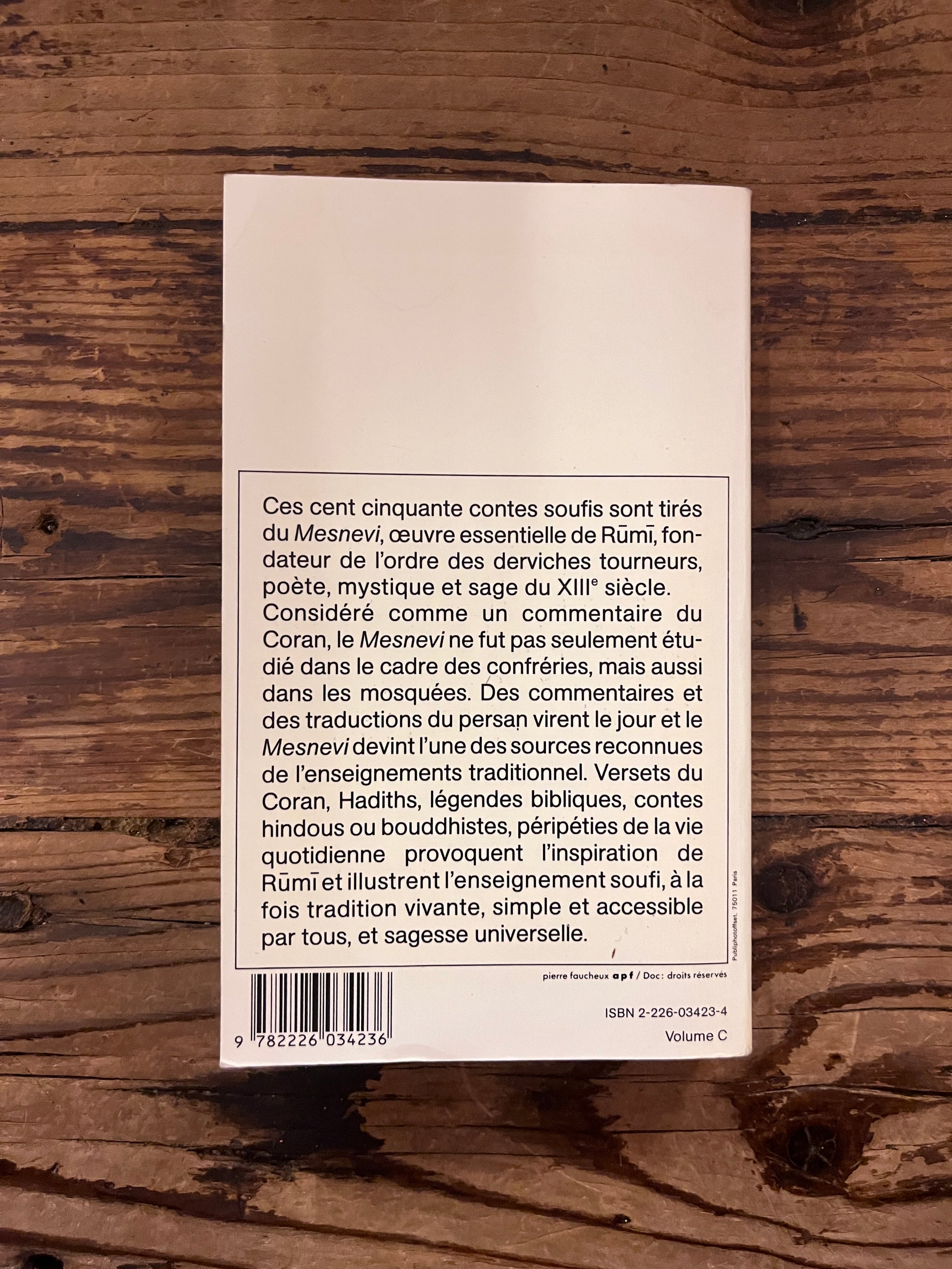 photo de la quatrieme de couverture du livre "150 contes soufis" sur fond de bois