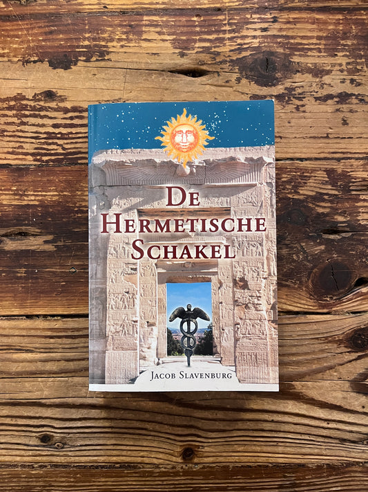 Voorkant van boek met de titel 'de Hermetische Schakel' door Jacob Slavenburg op een houten achtergrond 