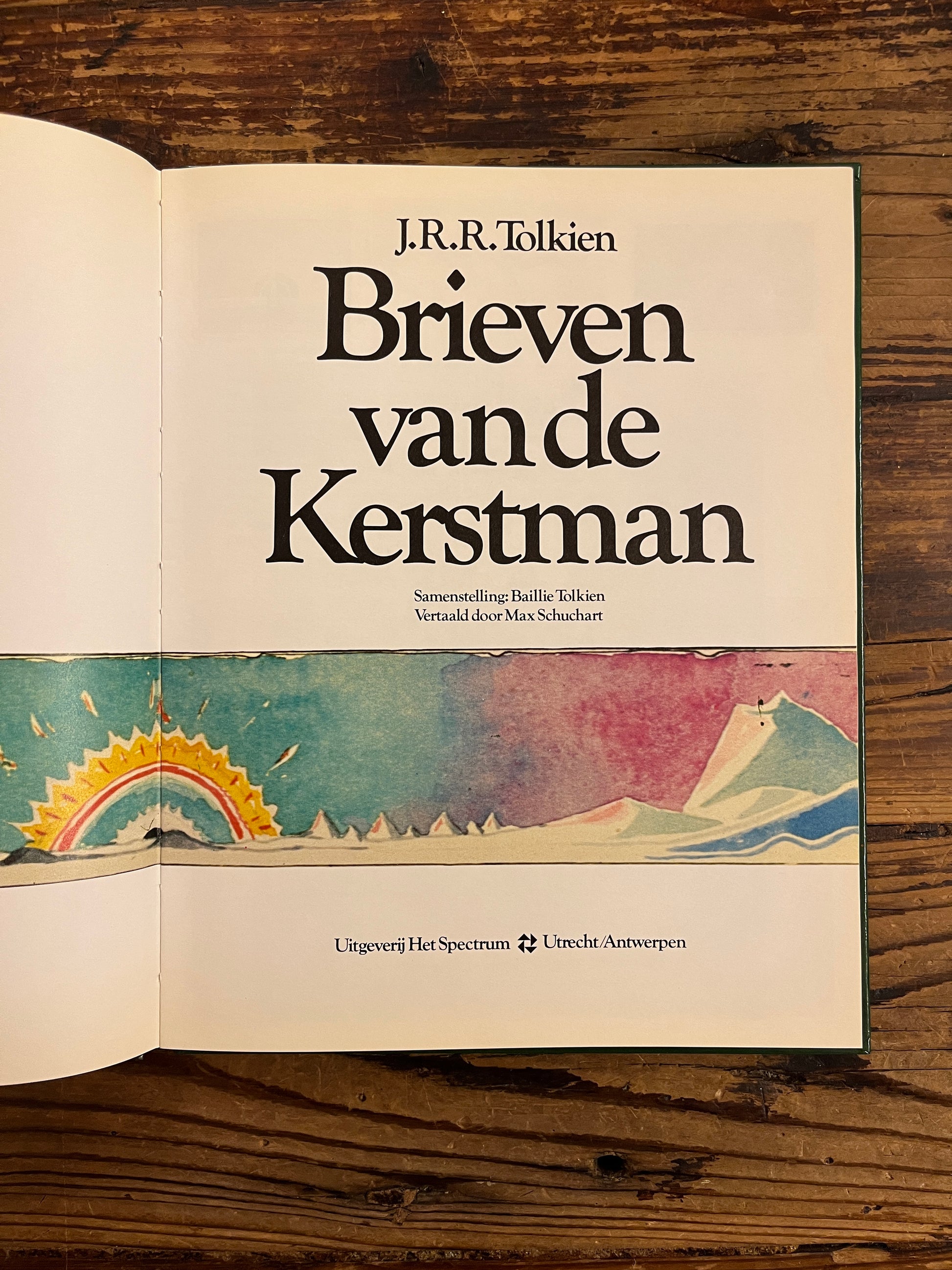 titel pagina van boek 'brieven van de kerstman' door J. R. R. Tolkien op een houten achtergrond 