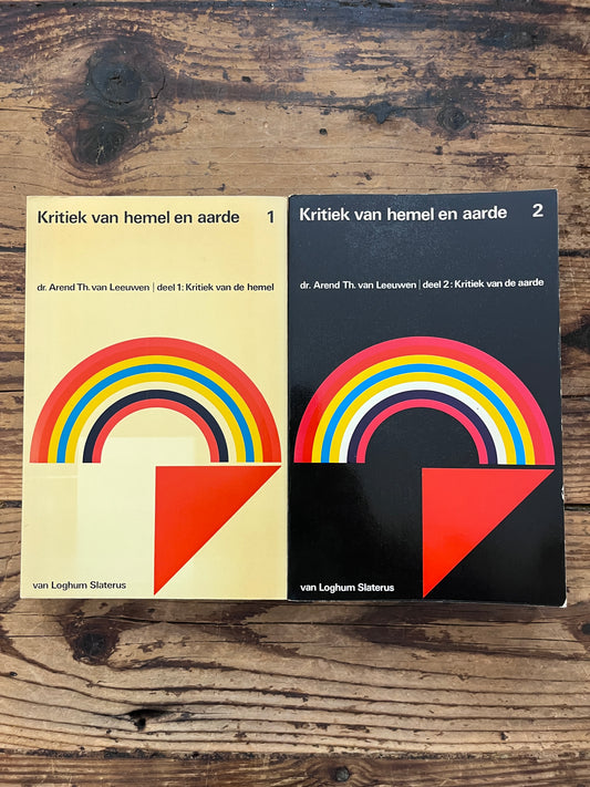 foto van de omslag van de boeken "klritiek van de hemel en aarde 1&2" op houten achtergrond