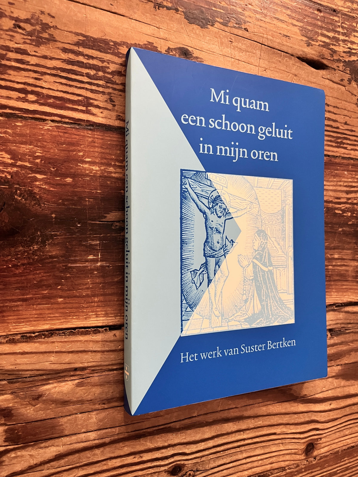 Voorkant en rug van boek met de titel 'het werk van Suster Bertken' op een houten achtergrond