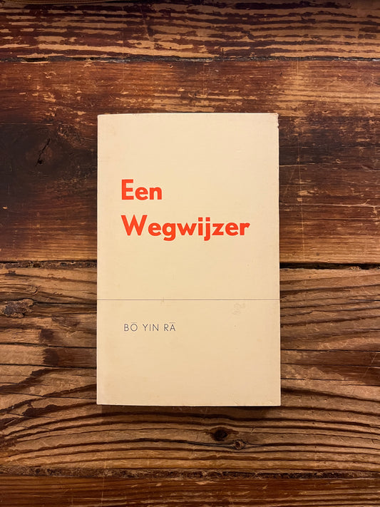 Boek met de titel 'een wegwijzer' door Bo Yin RA op houten achtergrond 