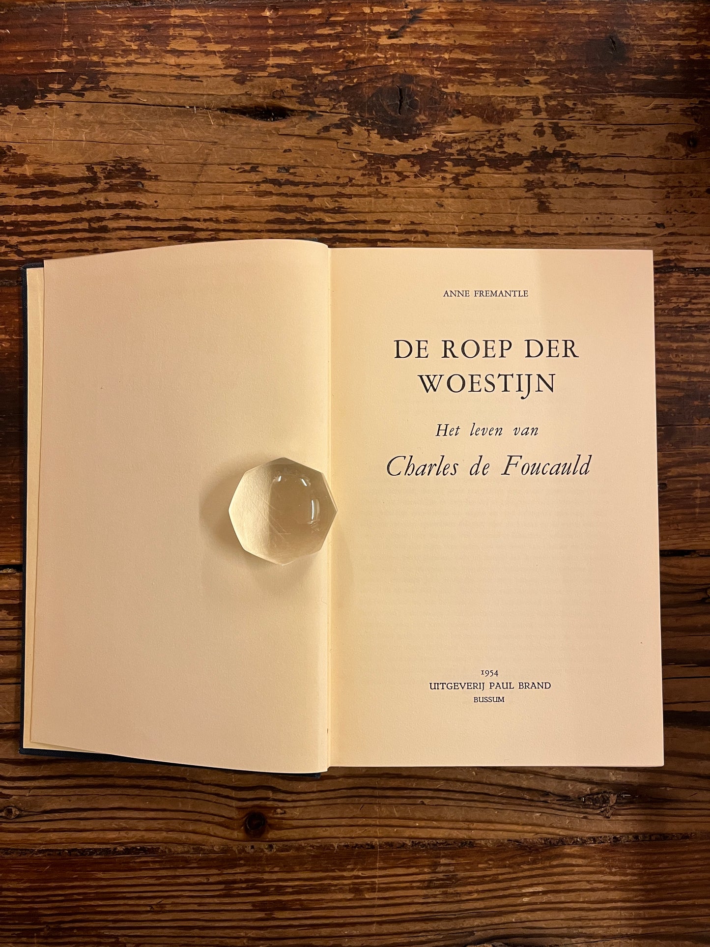 titel pagina van open boek met de titel 'de roep der woestijn' op een houten achtergrond 