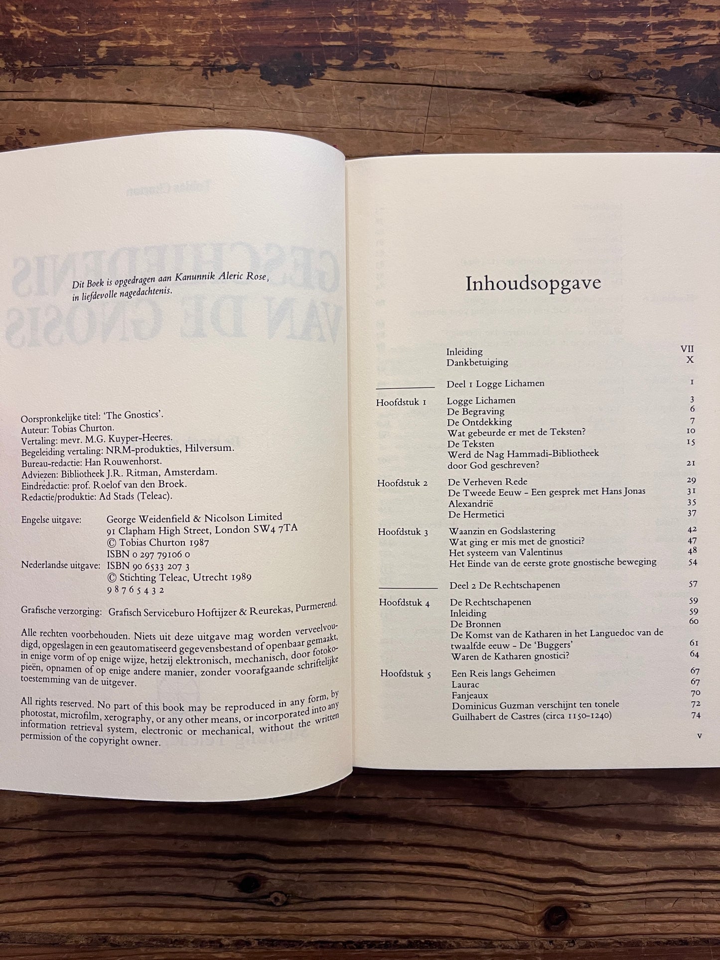 Open boek met de titel 'geschiedenis van de gnosis' door Tobias Churton op een houten achtergrond 