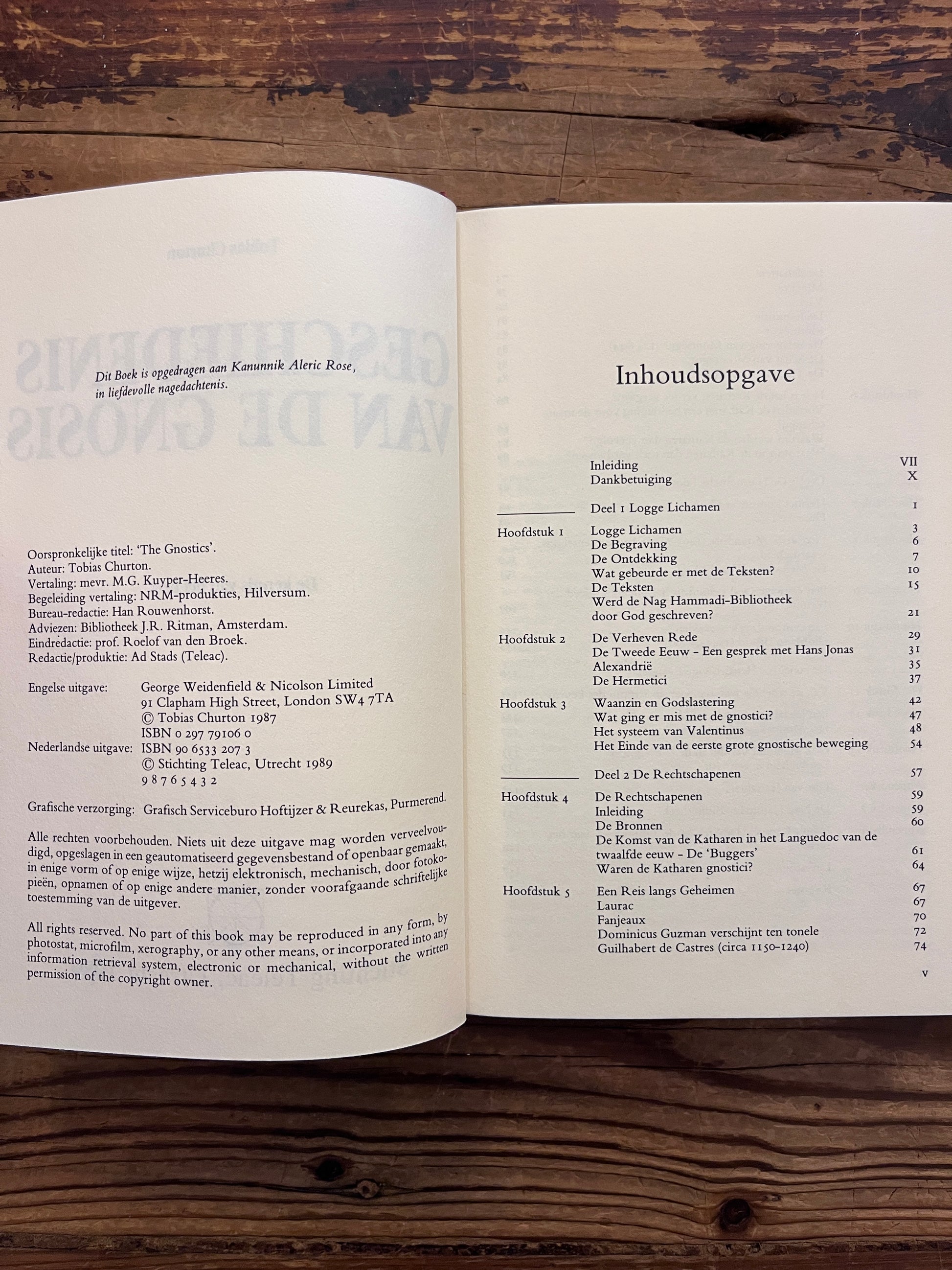 Open boek met de titel 'geschiedenis van de gnosis' door Tobias Churton op een houten achtergrond 