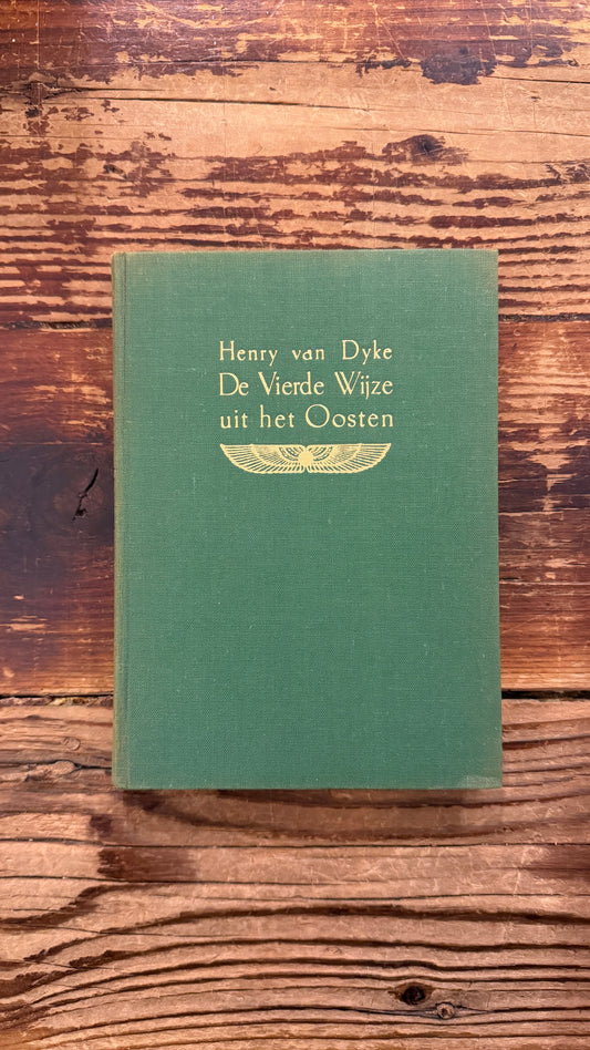 Voorkant van een boek met de titel 'De Vierde Wijze uit het Oosten' door Henry van Dyke op een houten achtergrond
