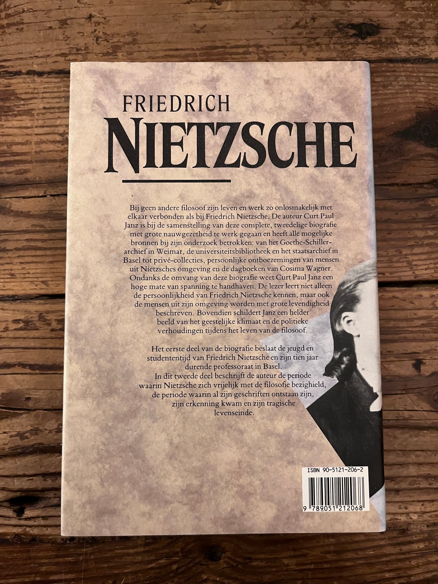 foto van de backcover van de complete biografie van nietzsche boek 2
