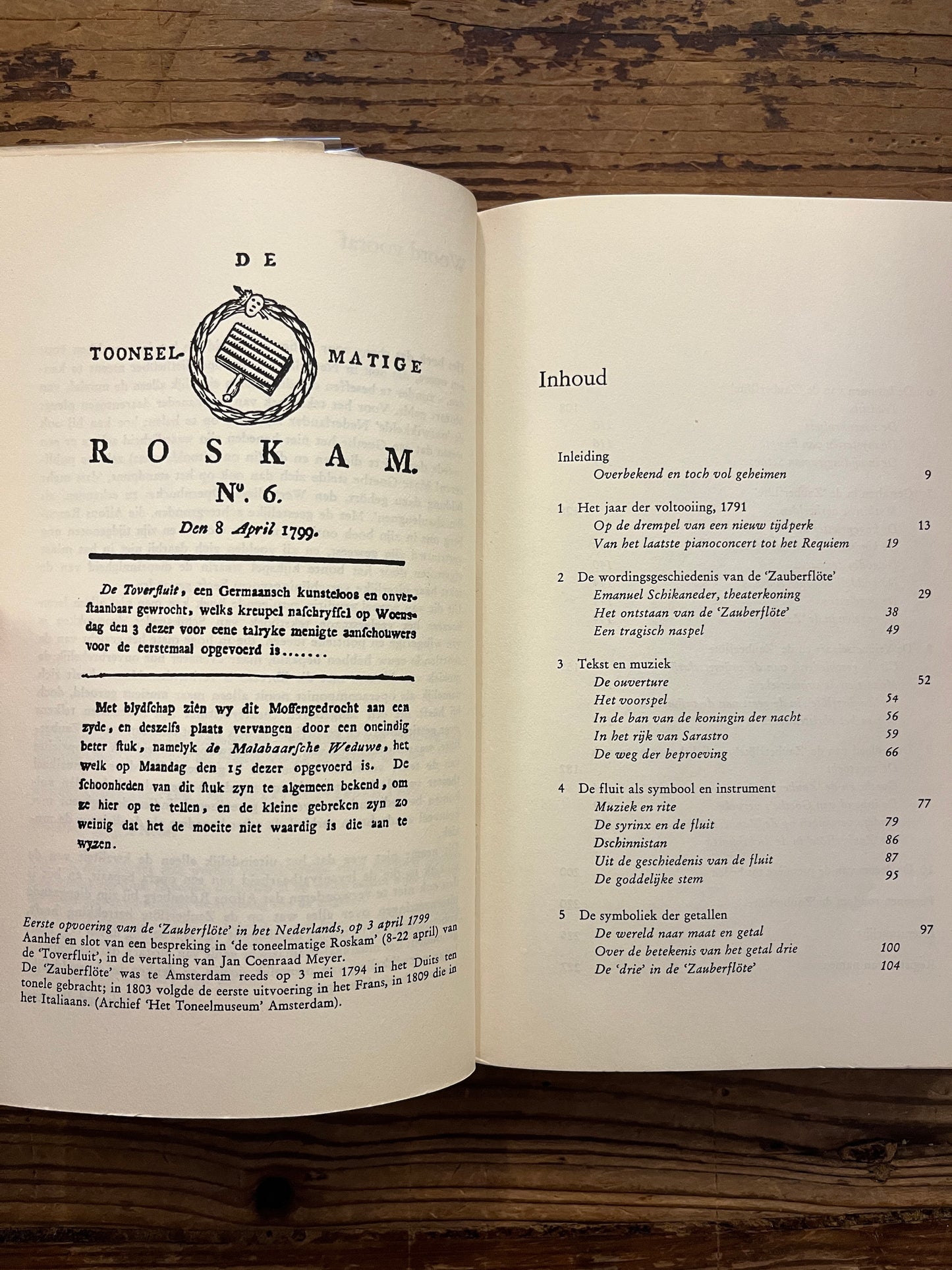 Open boek met de titel 'de Zauberflote' door Rosenberg op een houten achtergrond 