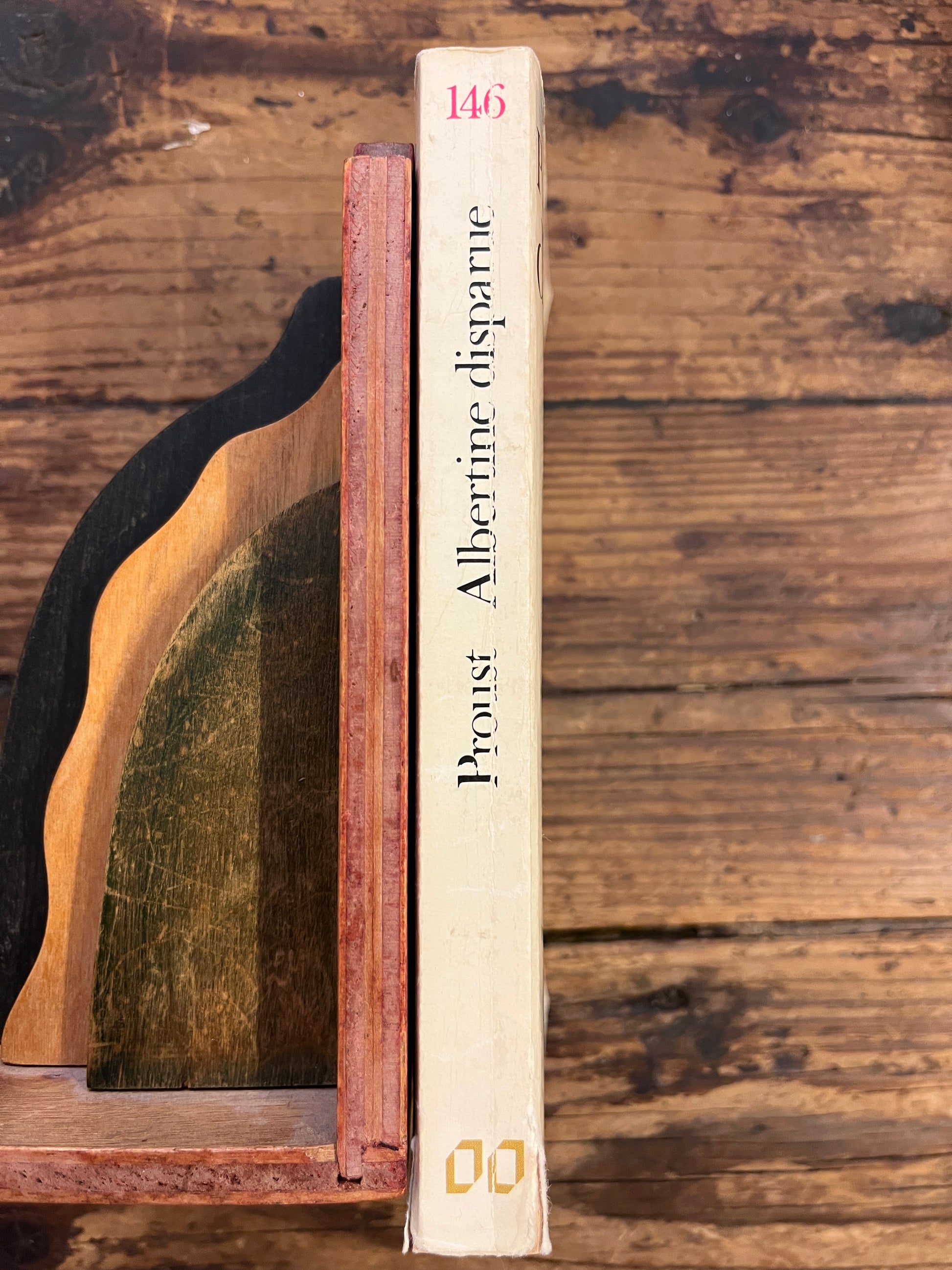 tranche du livre "albertine disparue" par Marcel Proust de a collection Folio sur une surface en bois
