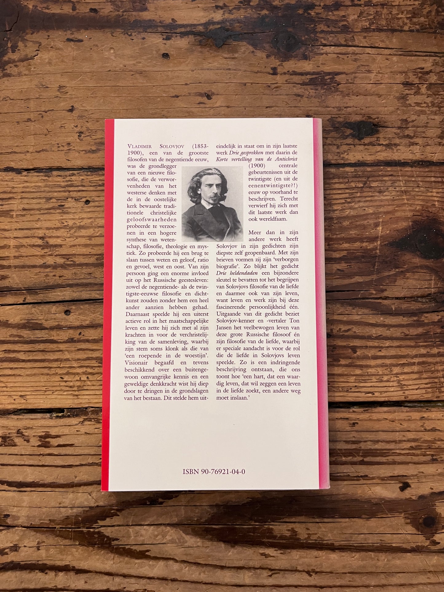 foto van de omslag van het boek "leven en werk van Vladmir Solovjov" op houten achtergrond