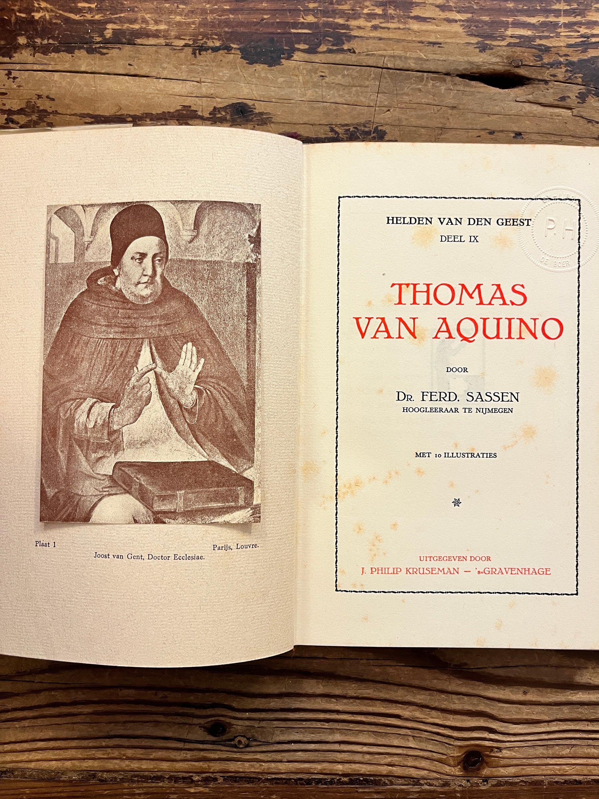 Open boek met de titel 'Thomas van Aquino' door Dr. Ferd. Sassen op een houten achtergrond 