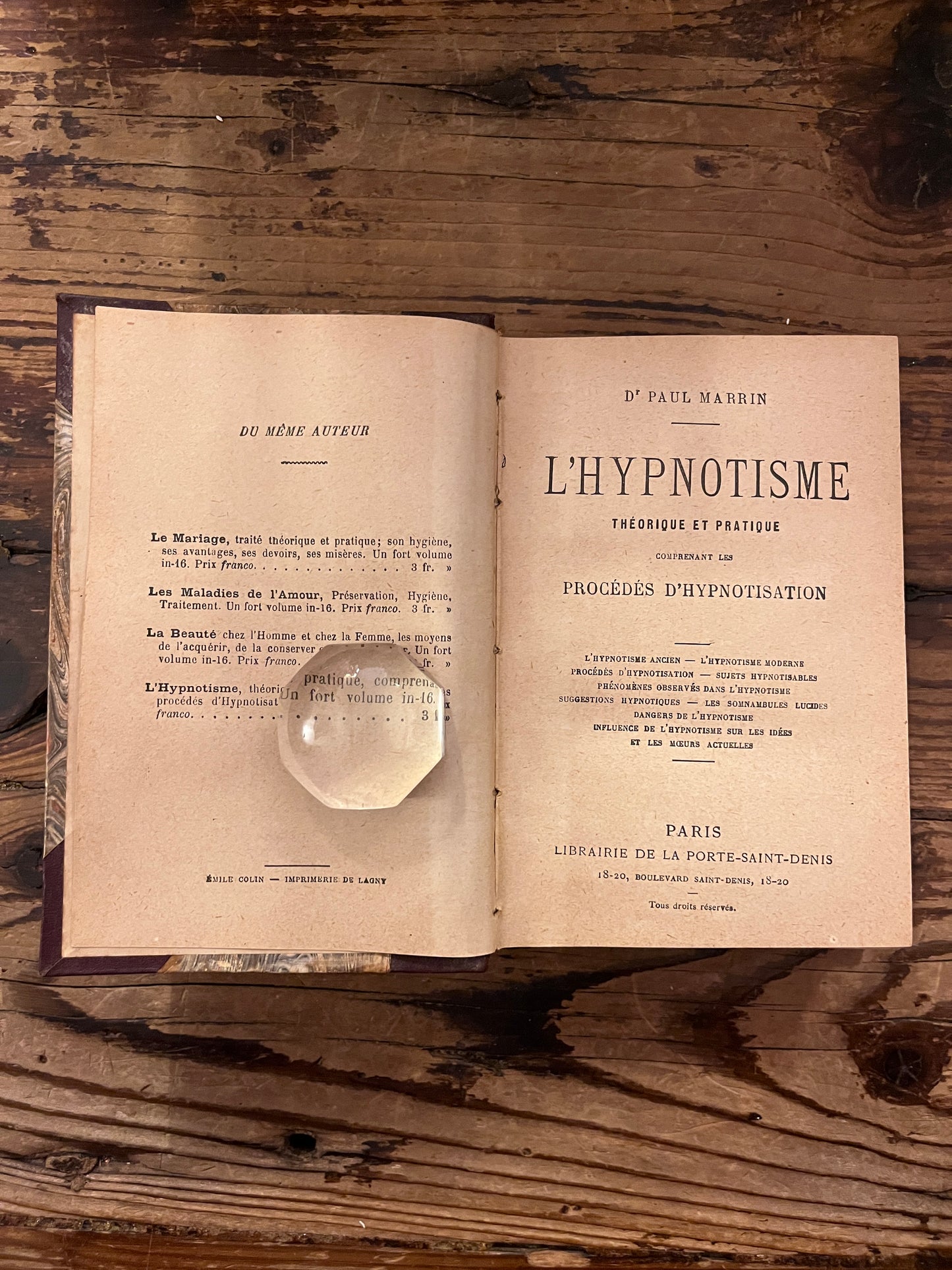 photo de la page de titre du livre "L'hypnotisme" sur fond de bois