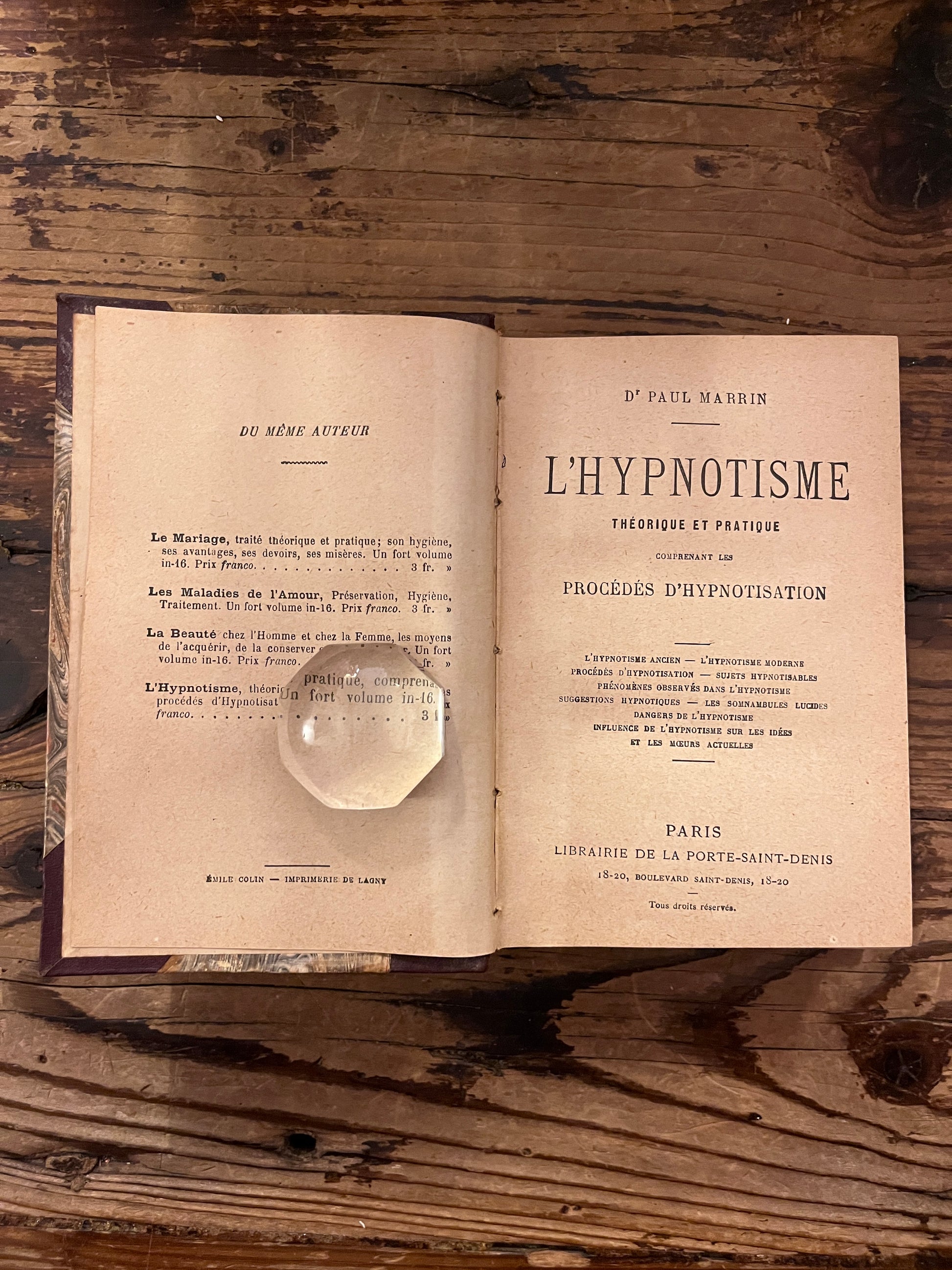 photo de la page de titre du livre "L'hypnotisme" sur fond de bois