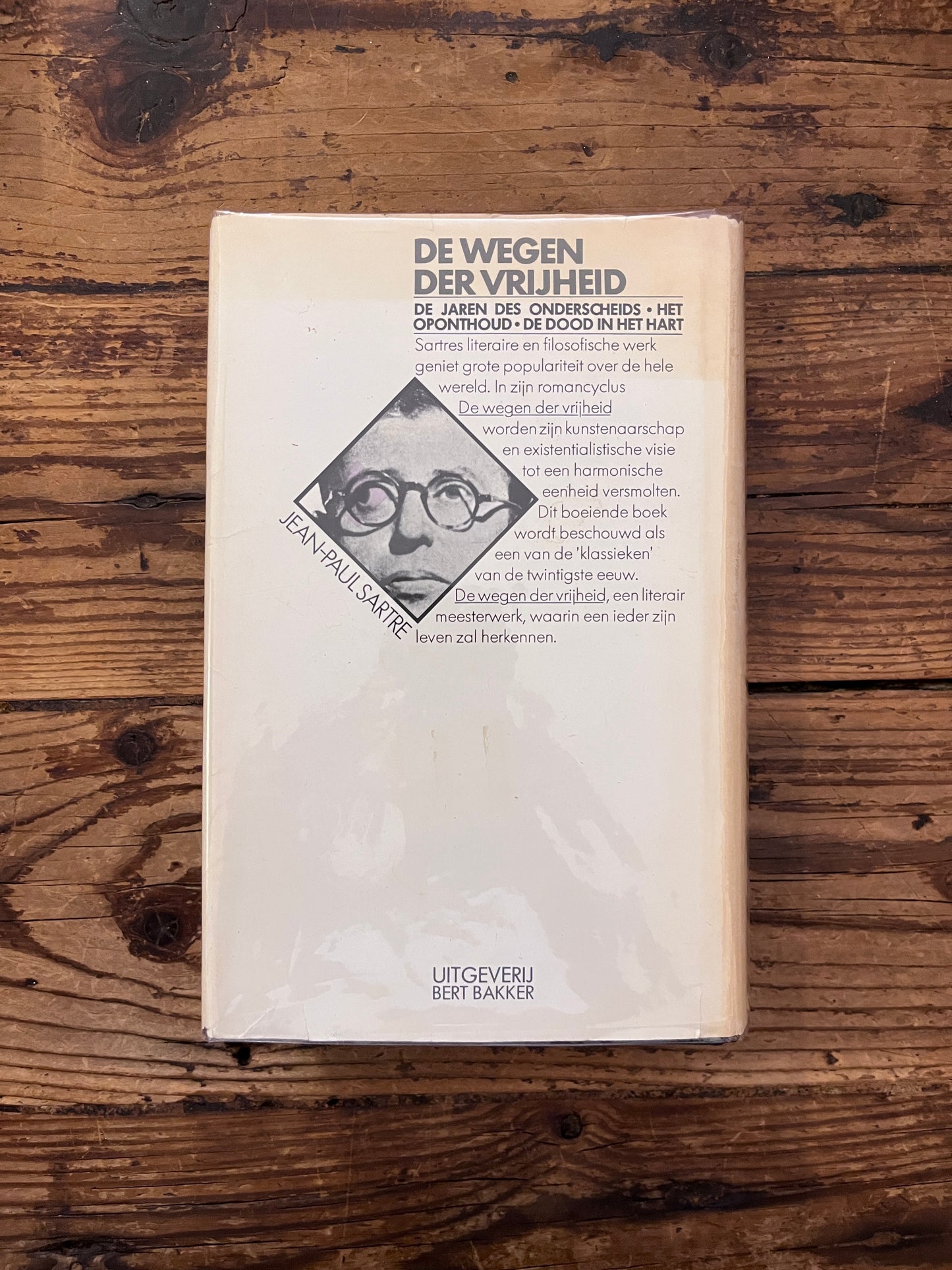 foto van de omslag van het boek "de wegen der vrijheid" op houten achtergrond