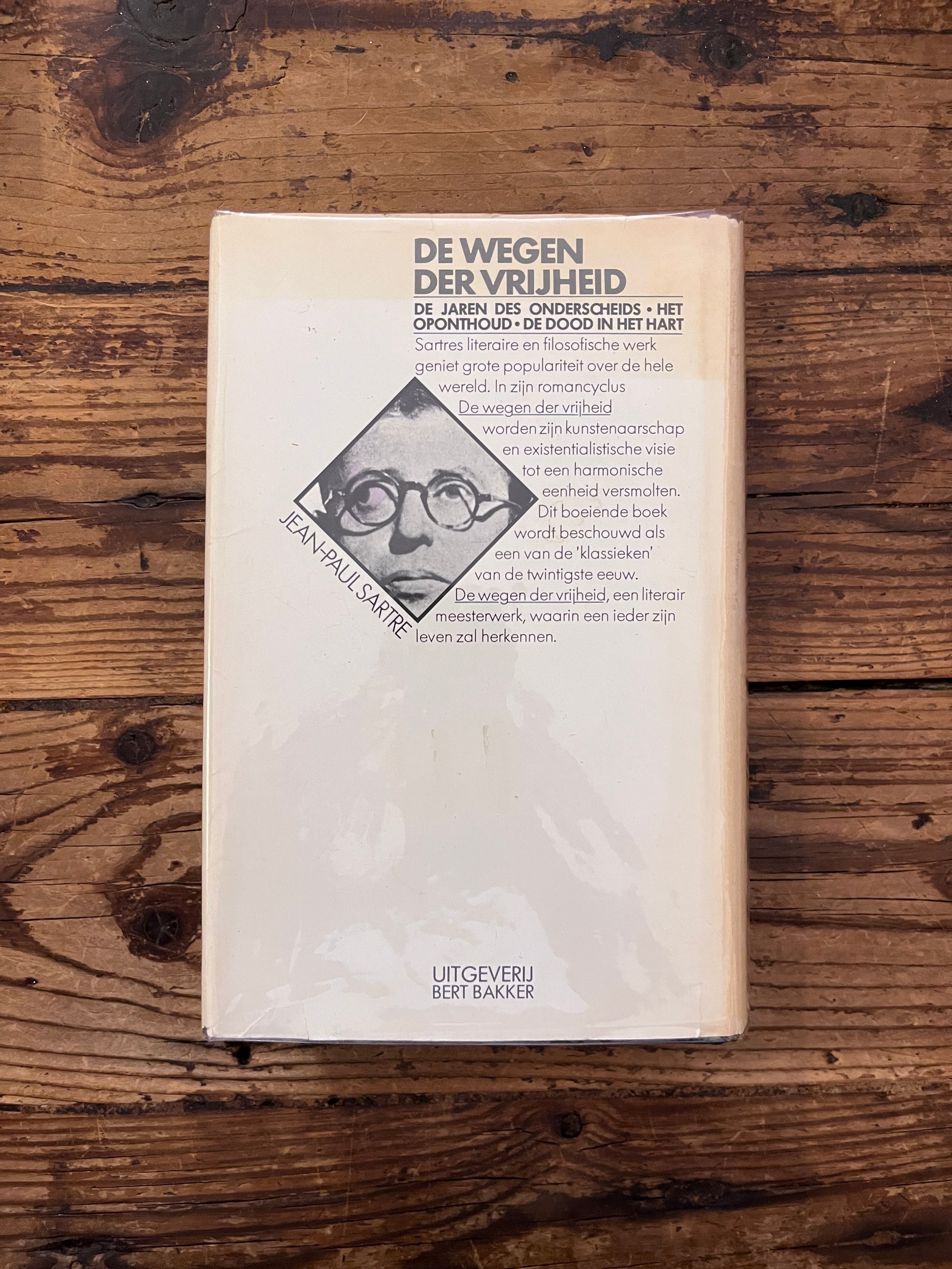 foto van de omslag van het boek "de wegen der vrijheid" op houten achtergrond