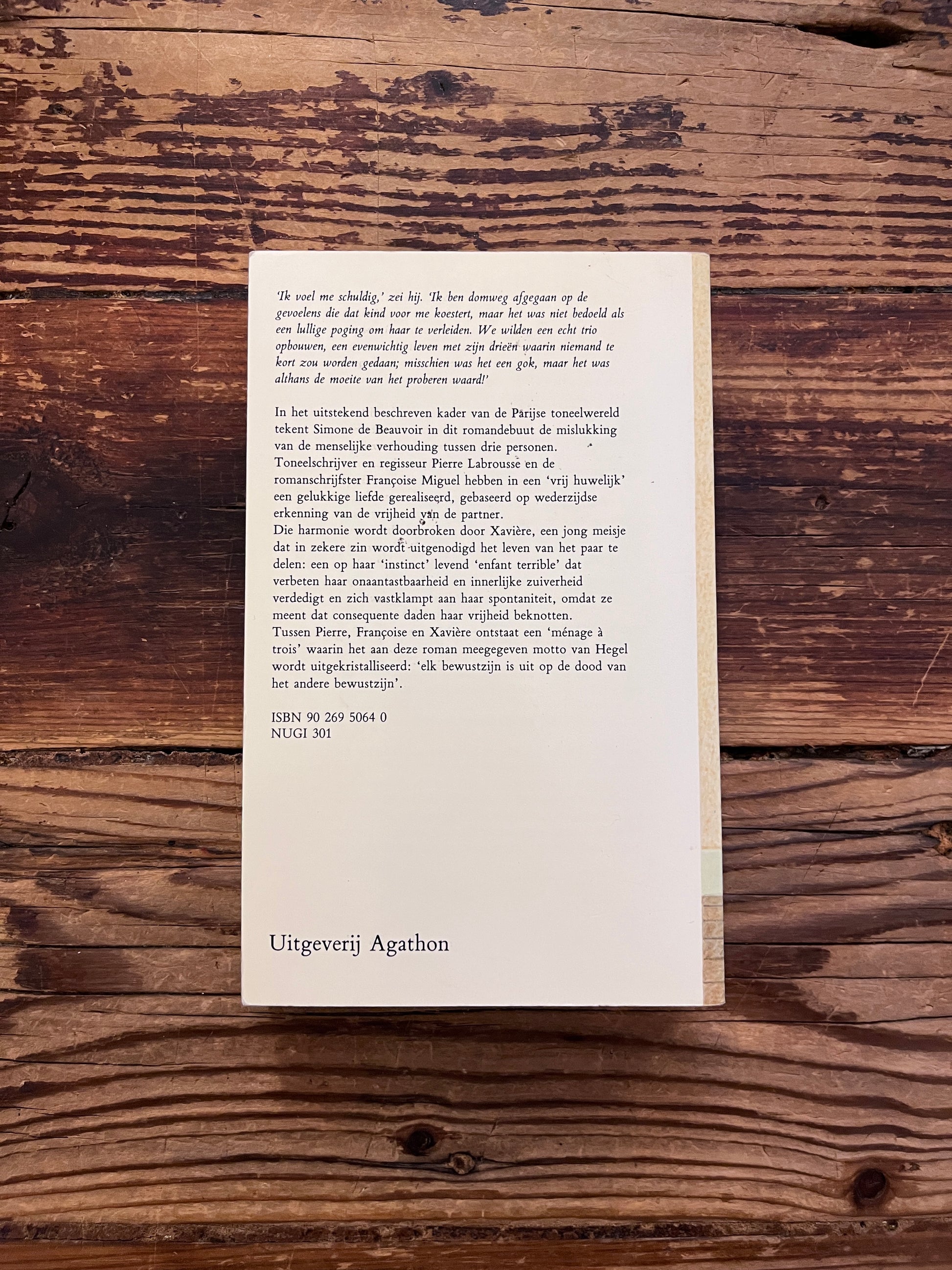 rug cover van het boek "uitgenodigd" op houten avhtergrond
