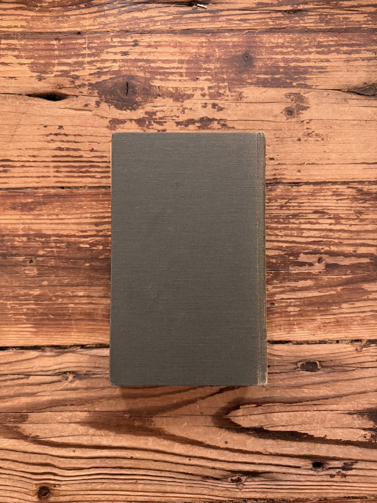 Achterkant van boek met de titel 'Iwan Osokin' door P.D. Ouspensky op een houten achtergrond 