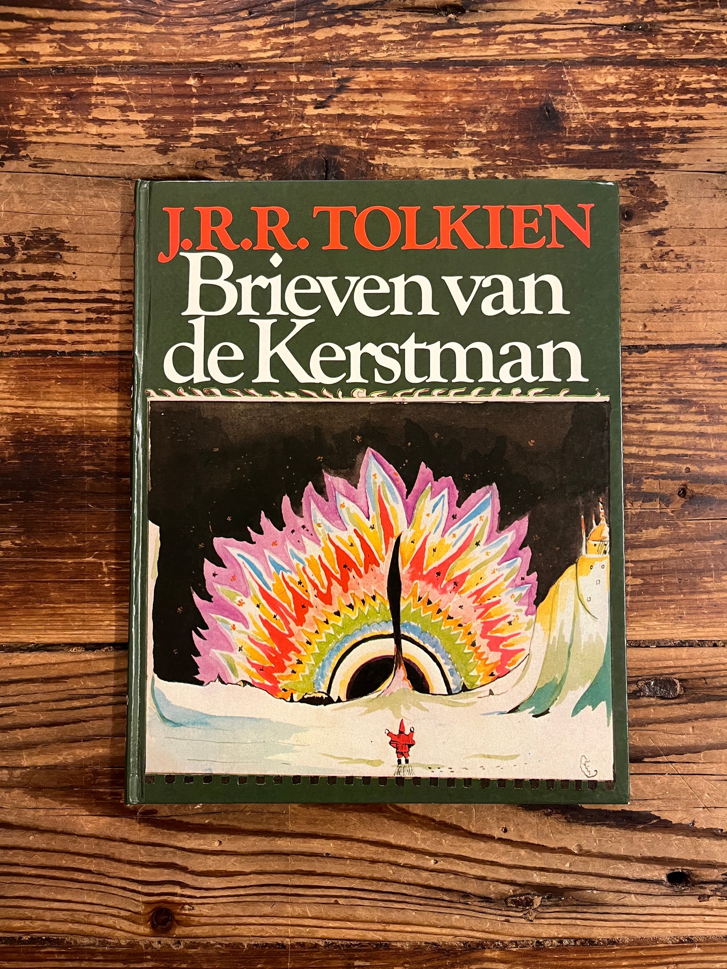 Voorkant van boek 'brieven van de kerstman' door J. R. R. Tolkien op een houten achtergrond 