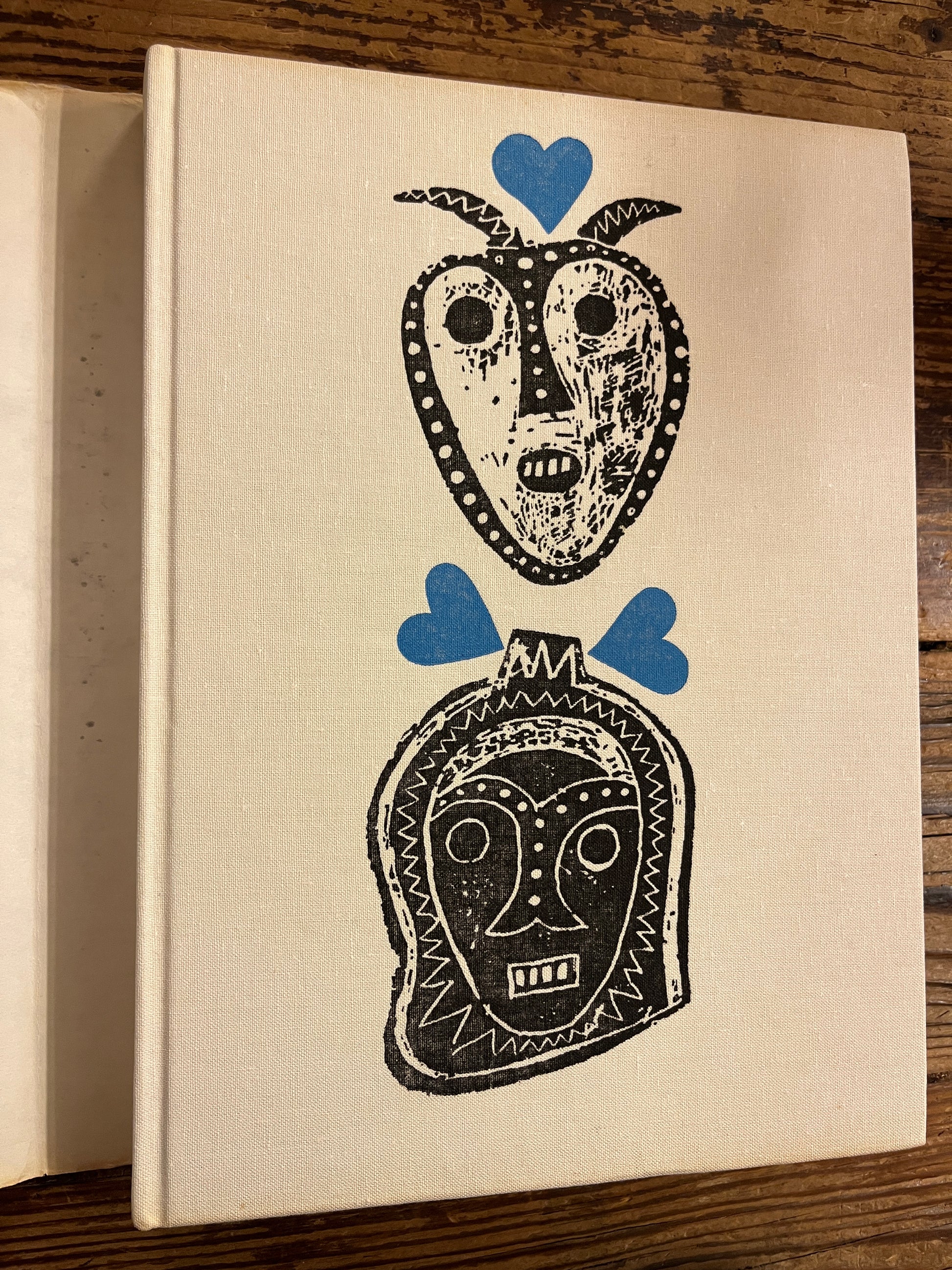 Voorkant zonder stof omslag van boek met de titel 'De domme duivel en andere Slowaakse sprookjes' 