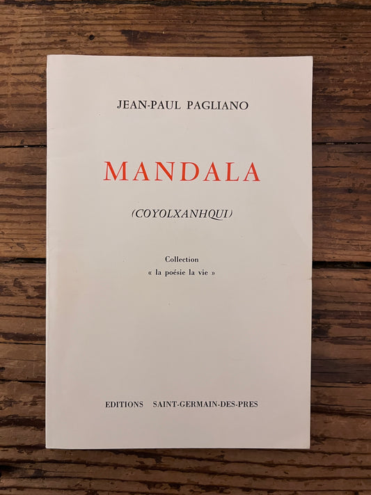 photo de couverture du livre "mandala" sur fond de bois