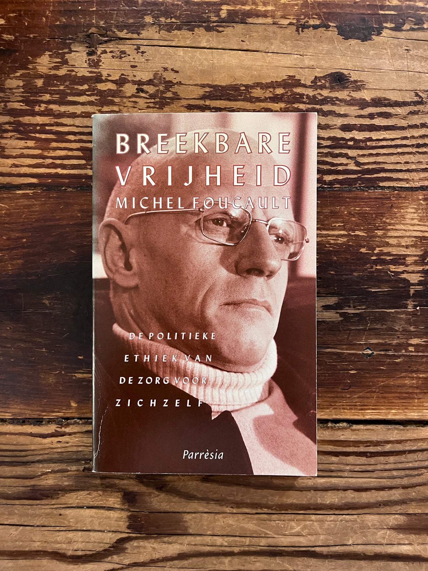 foto van de omslag van het boek : breekbare vrijheid' op houten achtegrond