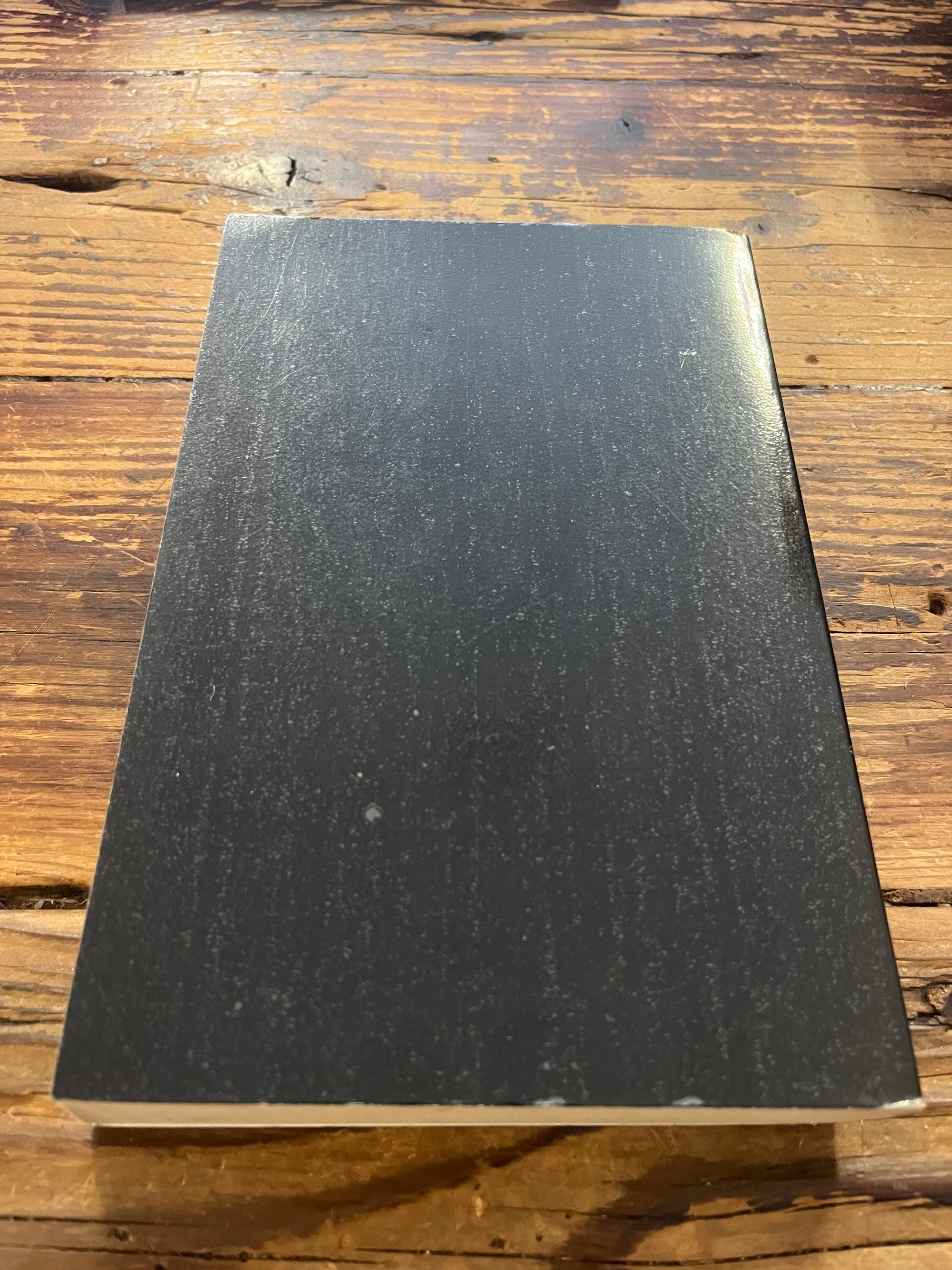 Boek met de titel 'De gezonde samenleving' door Erich Fromm op een houten achtergrond 