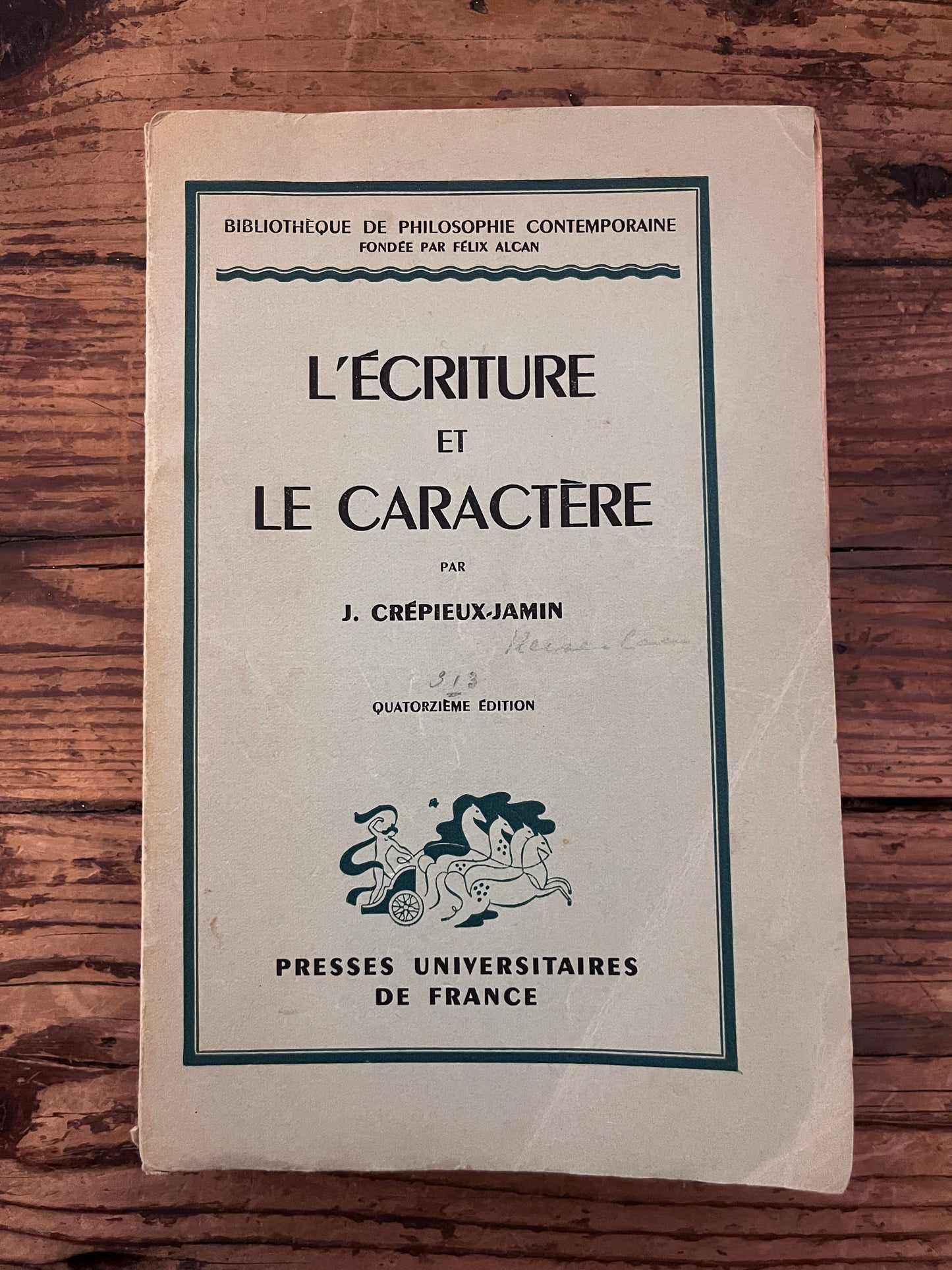 photo de couvertyure du livre "lecriture et le caractere"  sur fond de bois 