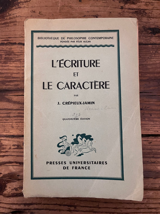 photo de couvertyure du livre "lecriture et le caractere"  sur fond de bois 