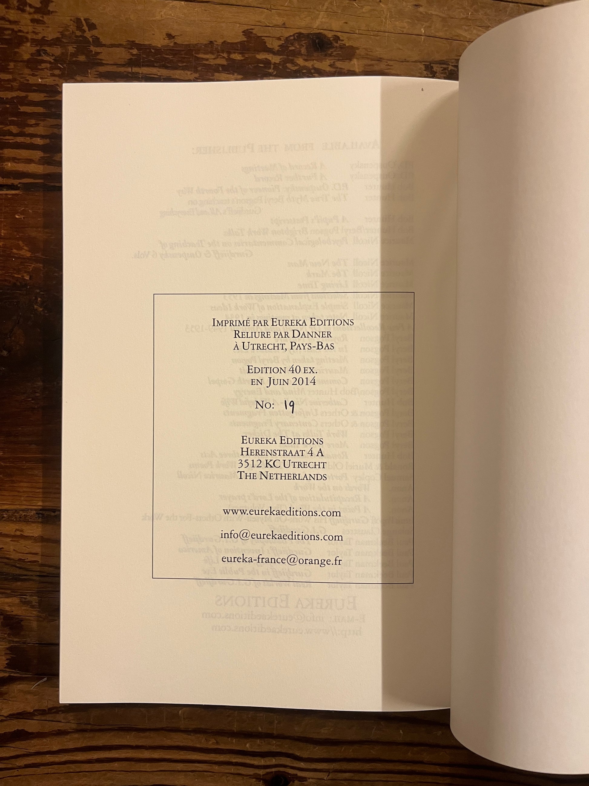 Dernière page du livre 'la prise de conscience et G.I. Gurdjieff' par Solange Claustres sur un fond en bois