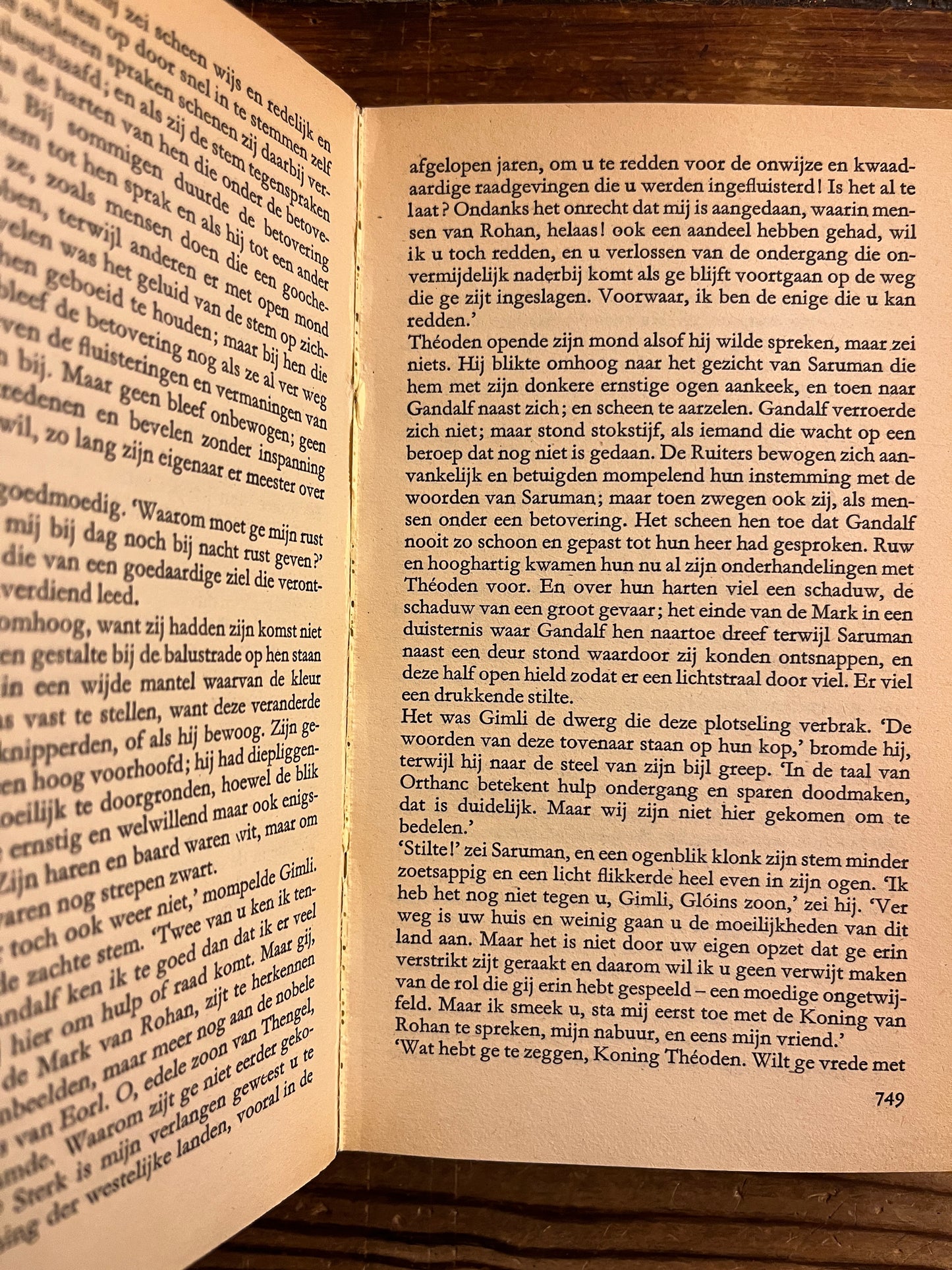 Open boek die schade laat zien, geen losse pagina's 'in de ban van de ring' door Tolkien op houten achtergrond 