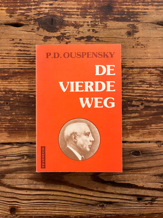 Voorkant van boek met de titel 'de vierde weg door P.D. Ouspensky op een houten achtergrond 