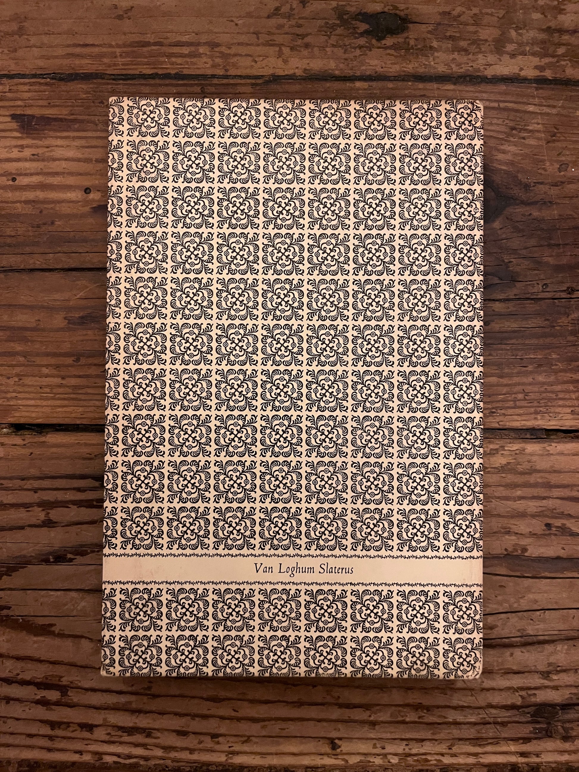 foto van de backcover van het boek "het wankelende westen" op een houten achtergrond