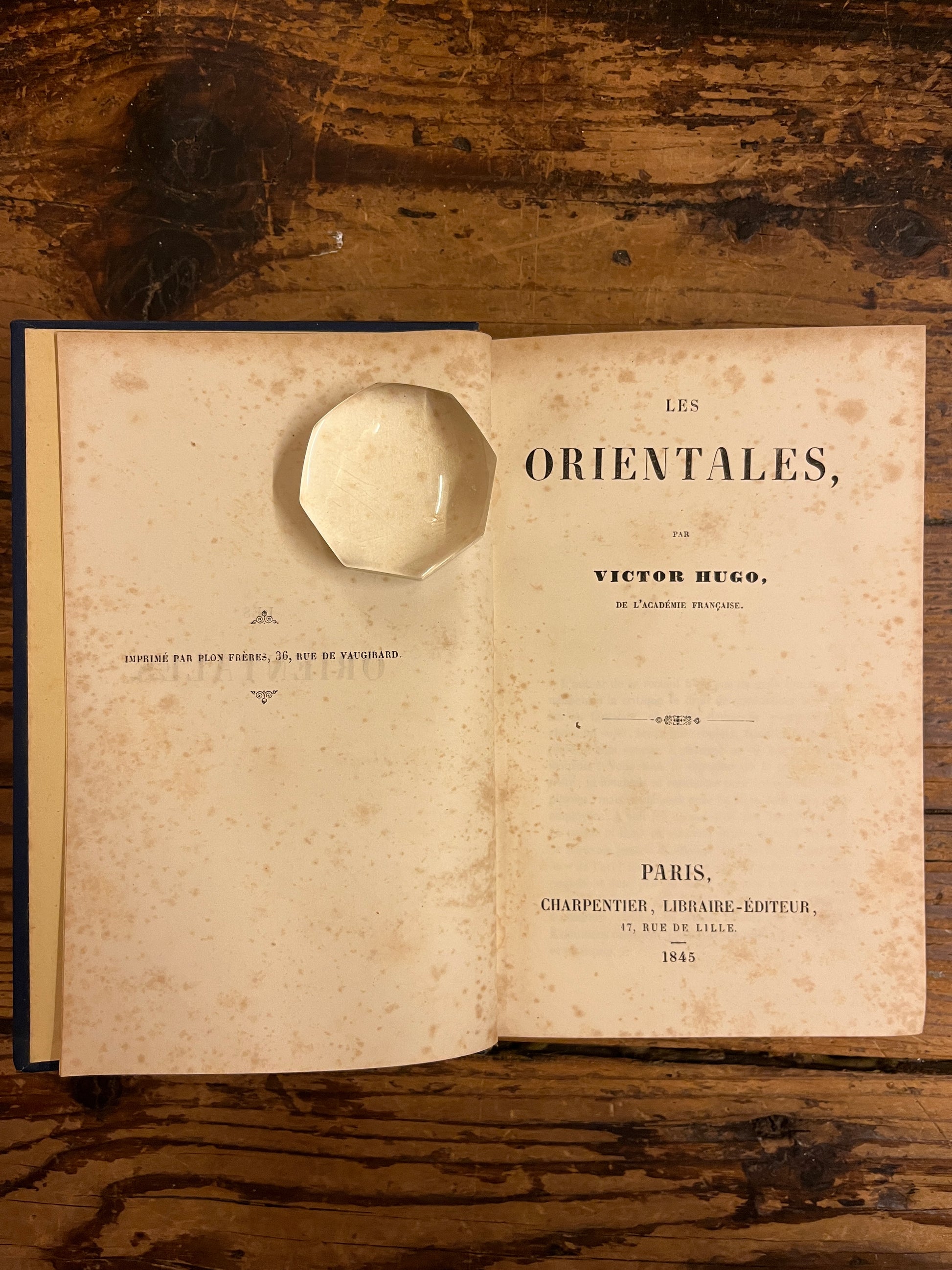 page de tire "les orientales" sur fond de bois