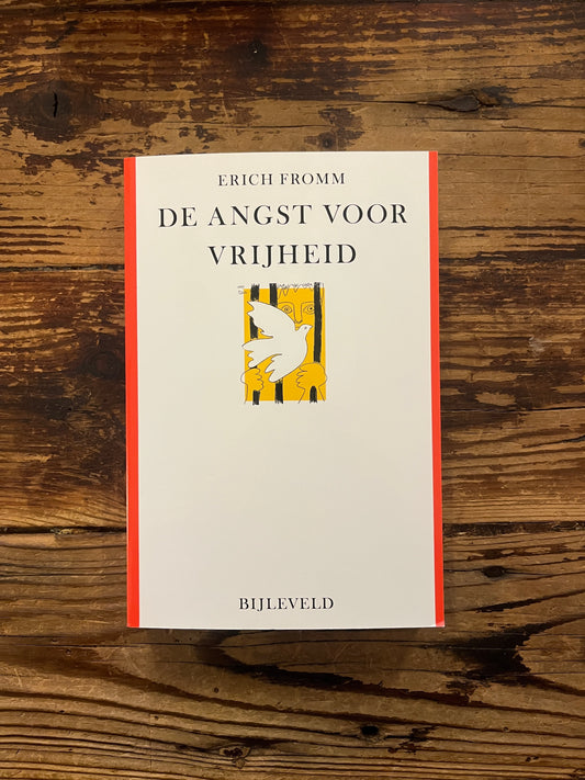 Boek met de titel 'De Angst voor Vrijheid' door Erich Fromm op een houten achtergrond