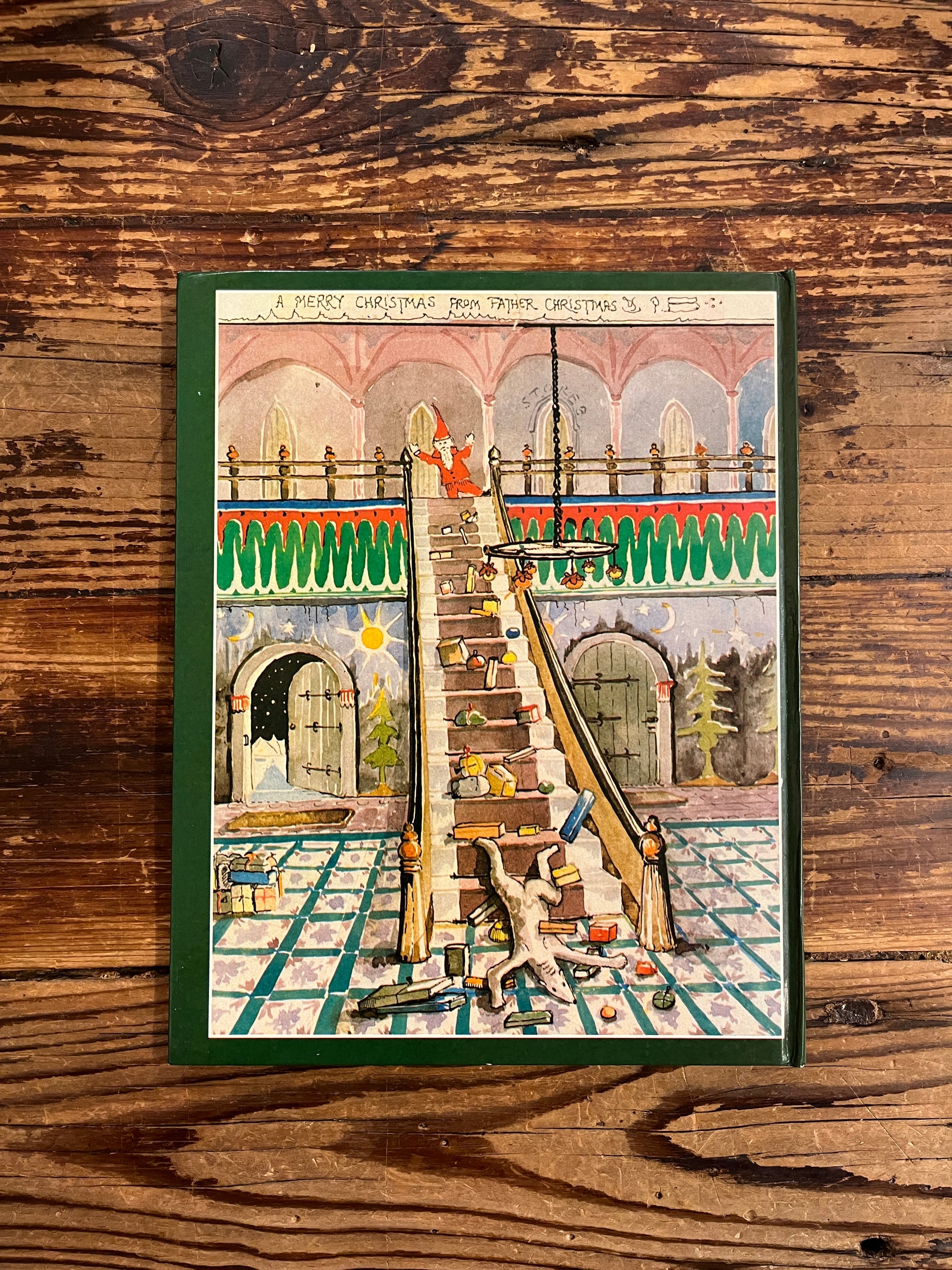 Achterkant van boek 'brieven van de kerstman' door J. R. R. Tolkien op een houten achtergrond 