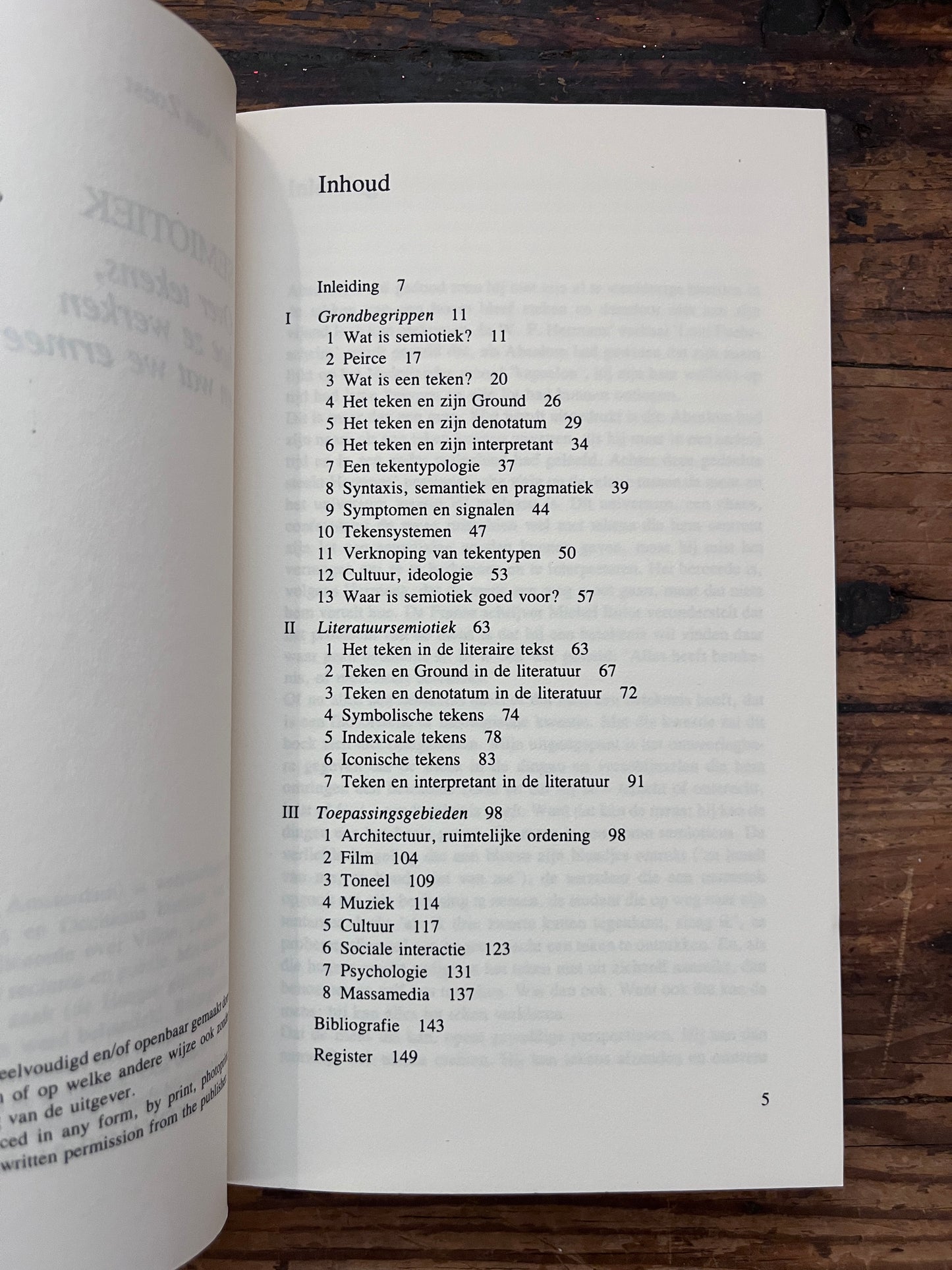 foto van de inhoudsopagev van het boek "Semiotiek" op een houten achtergrond