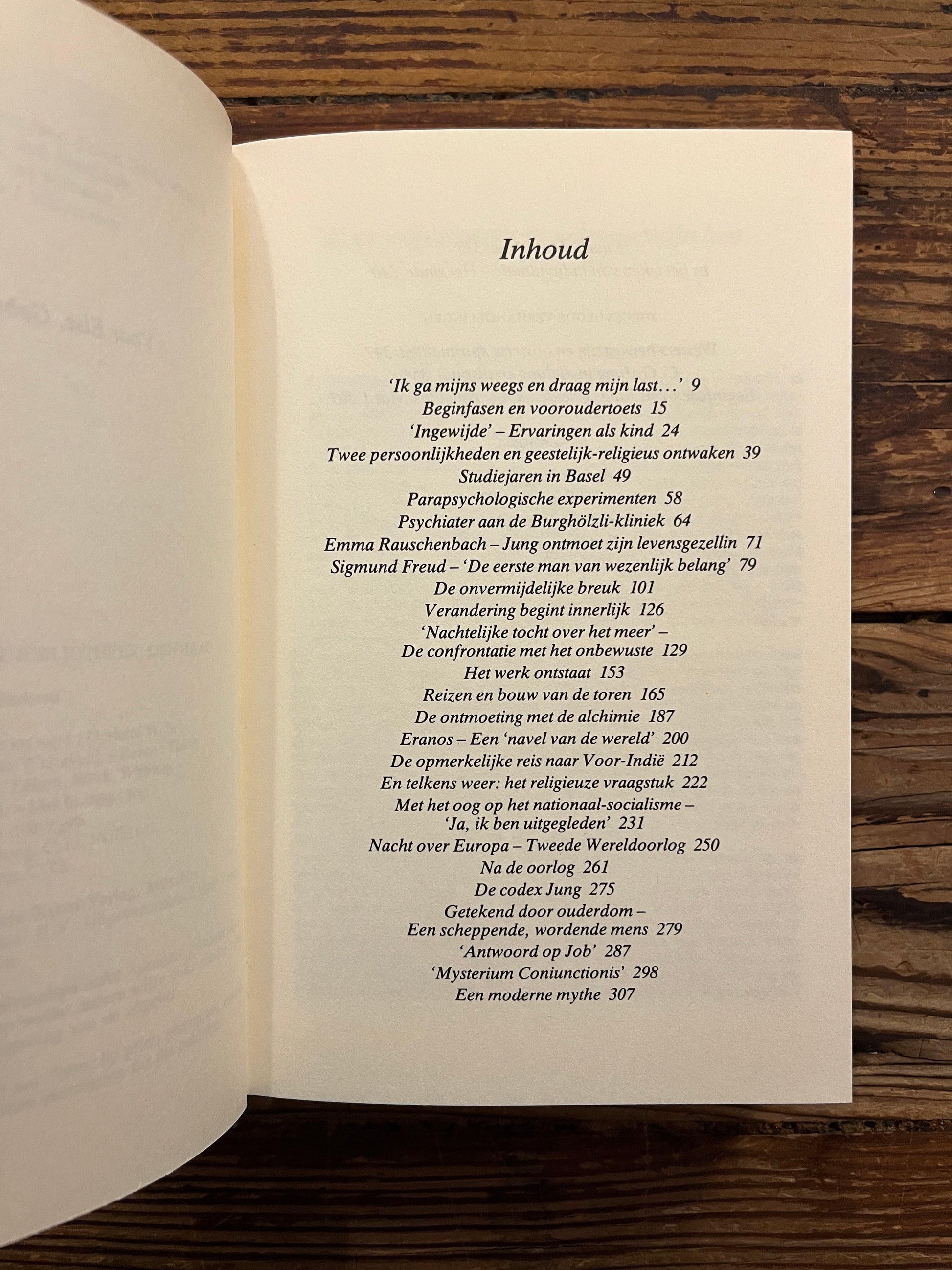 Open boek met de titel 'Carl Gustav Jung, zijn leven en Werk' op een houten achtergrond 