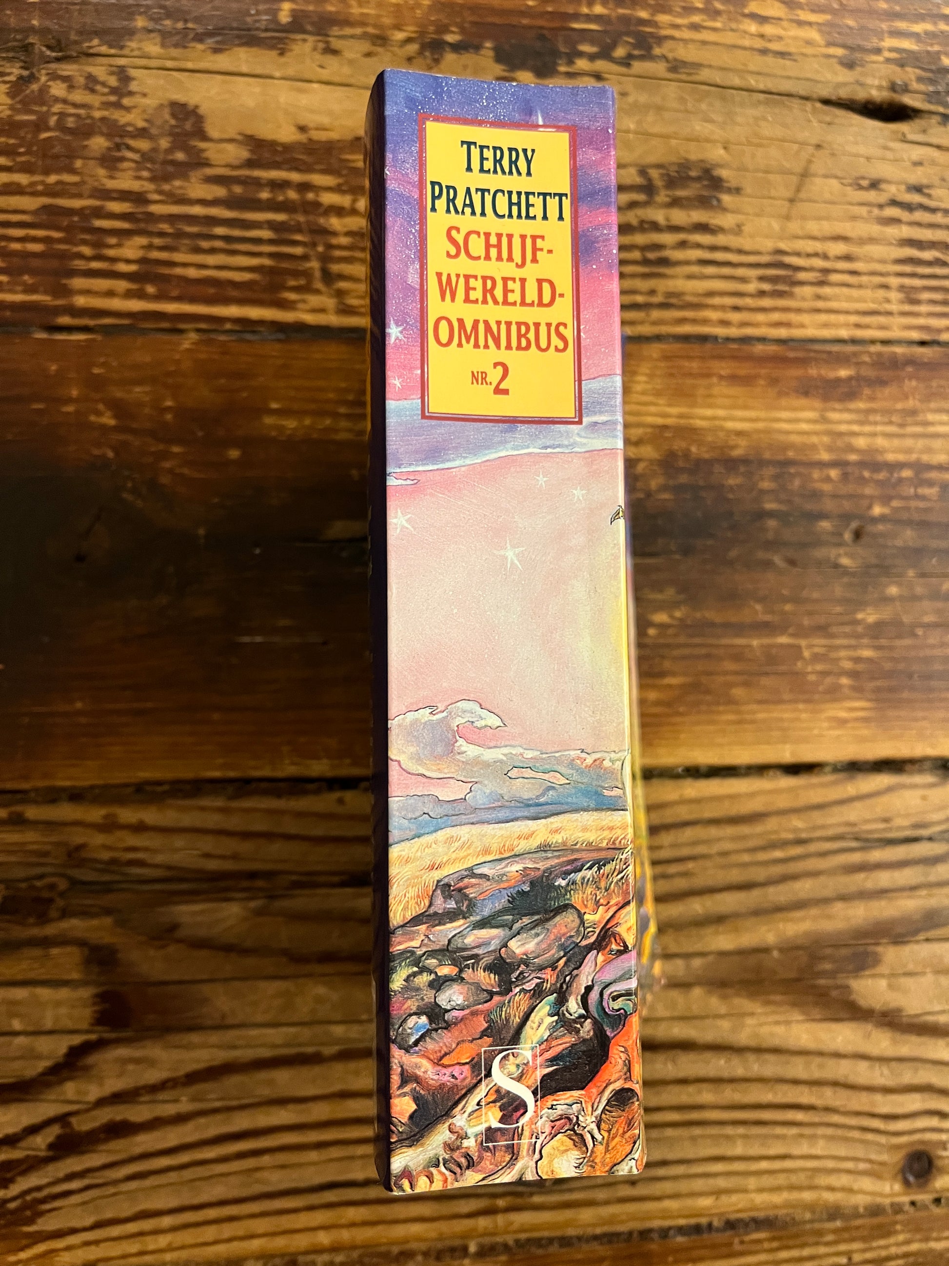 rug van boek met titel 'Terry Pratchett Schijfwereld Omnibus No. 2' op houten achtergrond 
